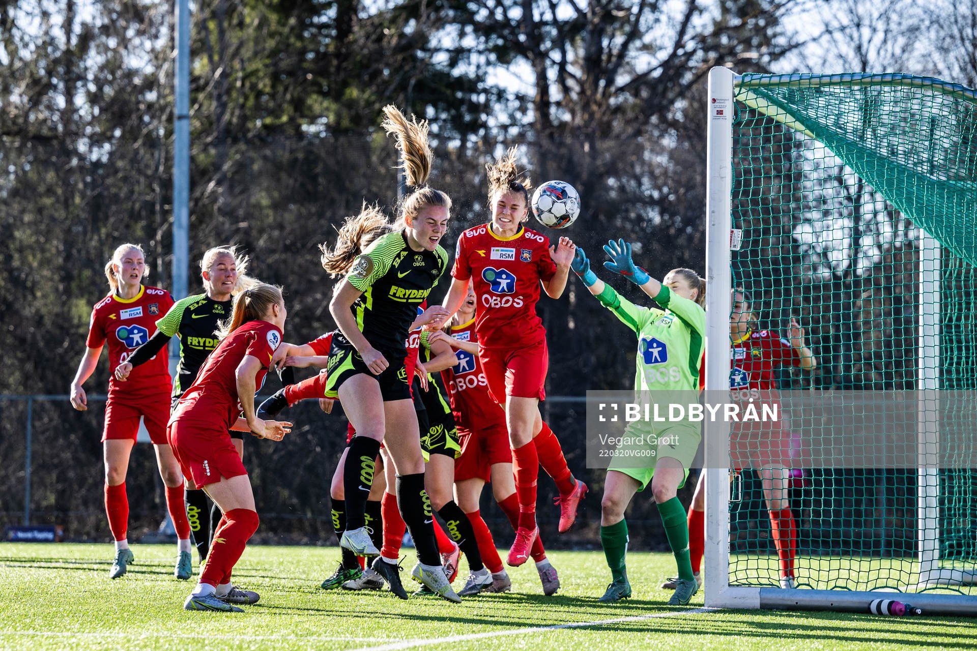 Marthine Østenstad of Brann and Synne Masdal of Røa