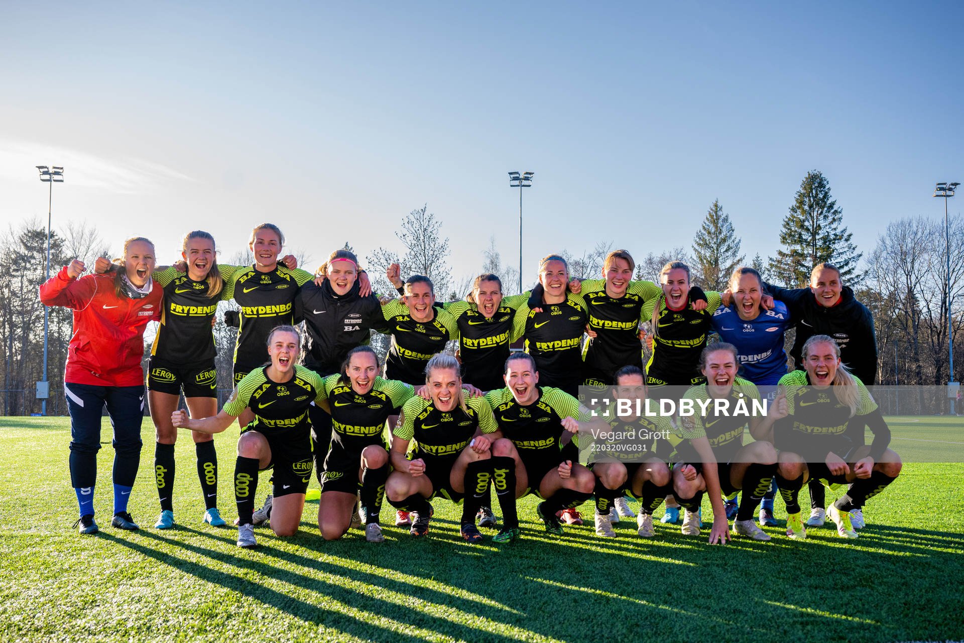 Players of Brann celebrate after the Toppserien football match between Røa and Brann on March 20, 2022 in Oslo. Top left: Goalkeeper Sandra Stavenes, Signe Gaupset, Ingrid Østervold Stenevik, Ingrid Ryland, Cecilie Redisch Kvamme, Therese Sessy Åsland, Rakel Engesvik, Berglind Björg Torvaldsdottir, goalkeeper Aurora Mikalsen and Lisa Fjeldstad Naalsund. Front left: Nora Eide Lie, Marit Bratberg Lund, Svava Ros Gudmundsdottir, Elisabeth Terland, Tuva Hansen, Mille Aune and Guro Bergsvand.
