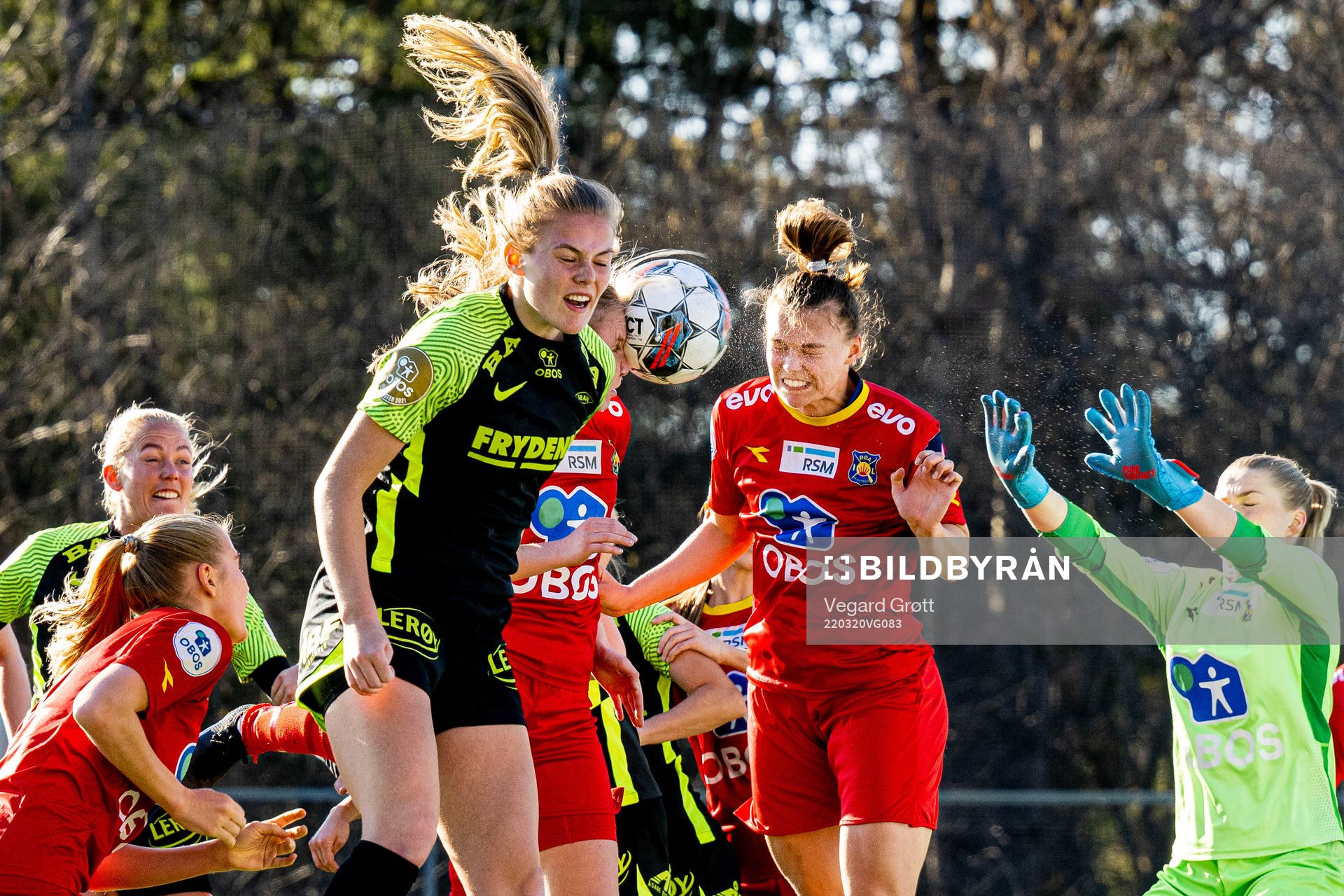 Marthine Østenstad of Brann and Synne Masdal of Røa