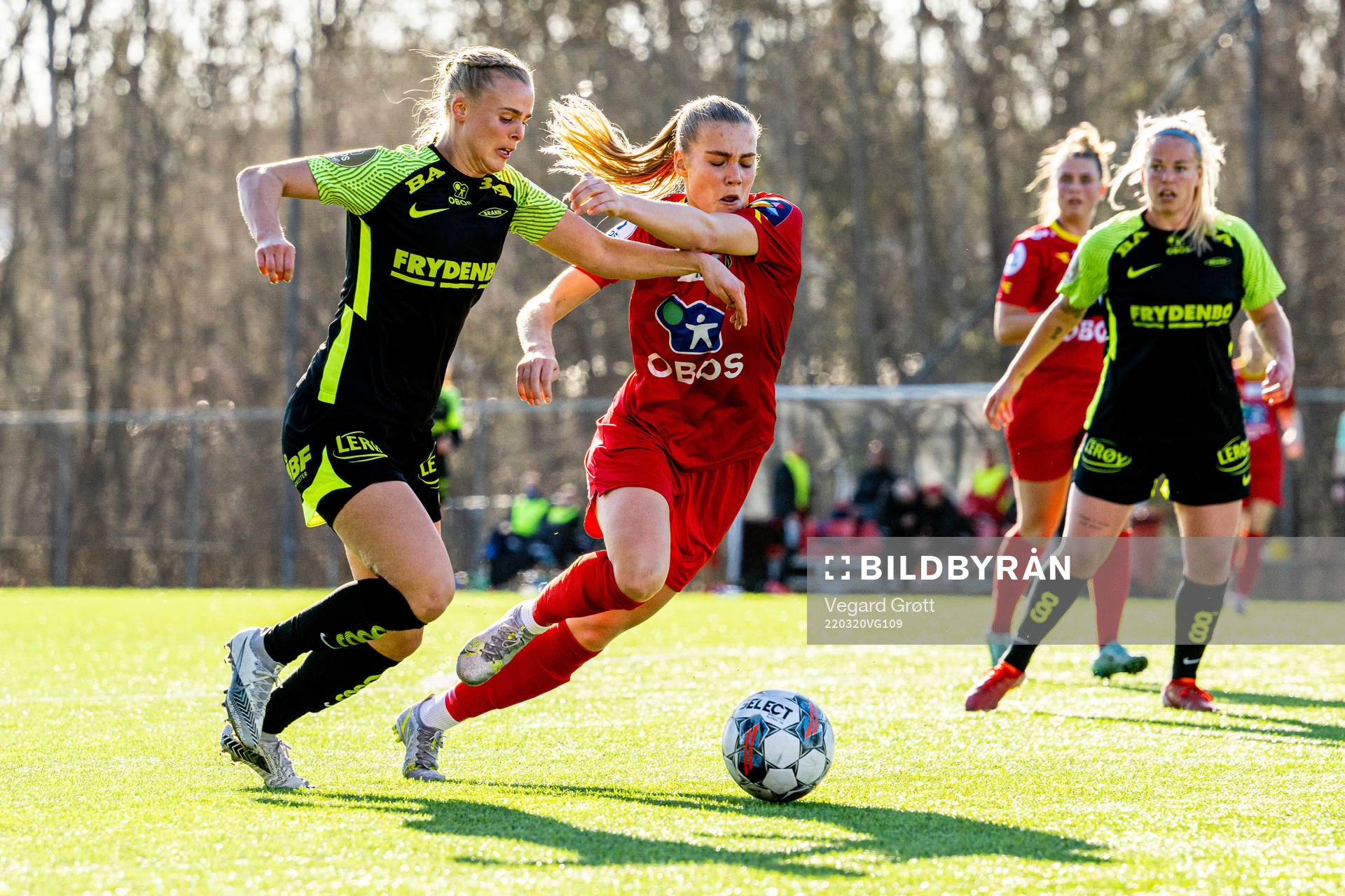 Nora Eide Lie of Brann and Oline Brekke Fuglem of Røa