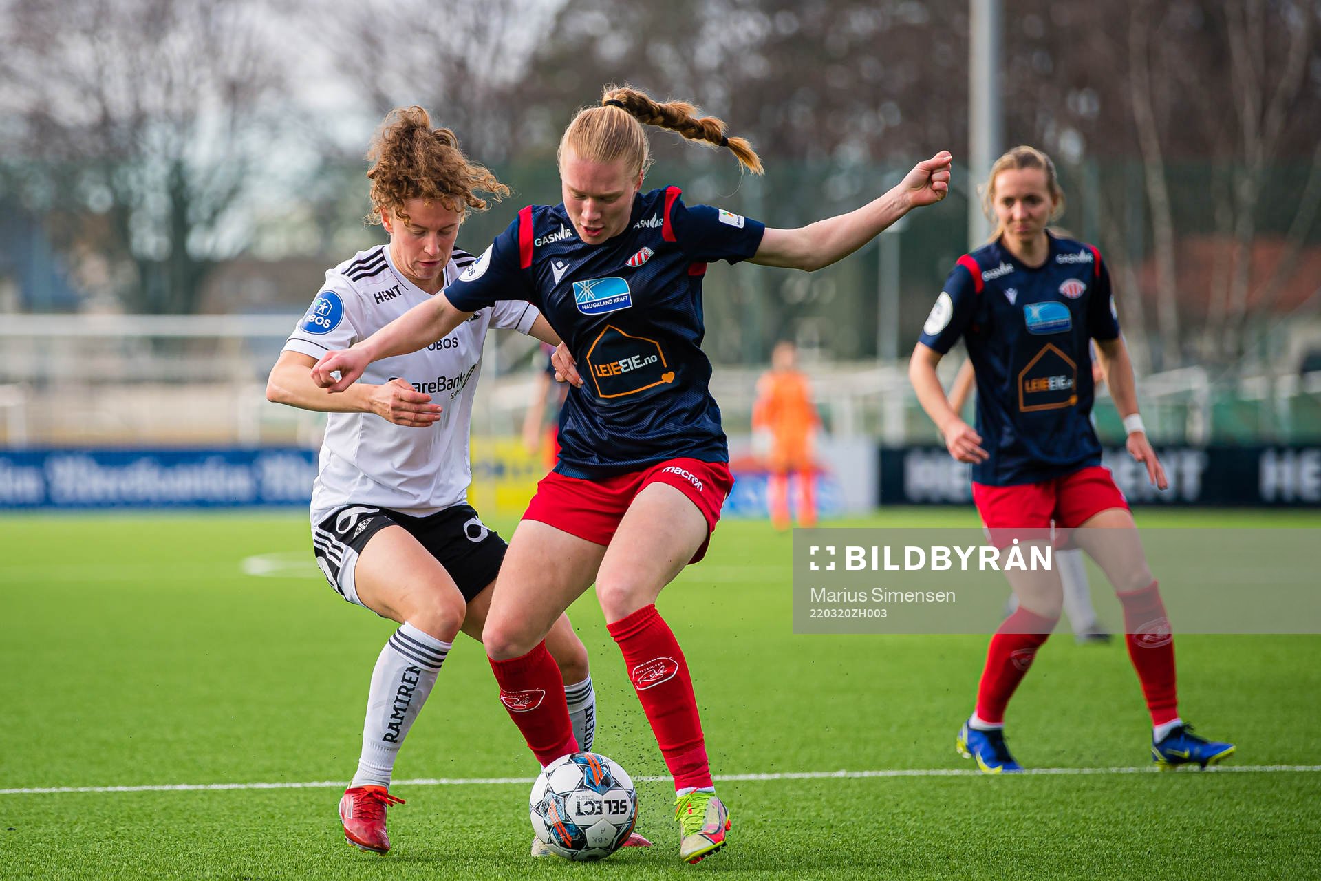 Synne Skinnes Hansen of Rosenborg and Emma Endresen of