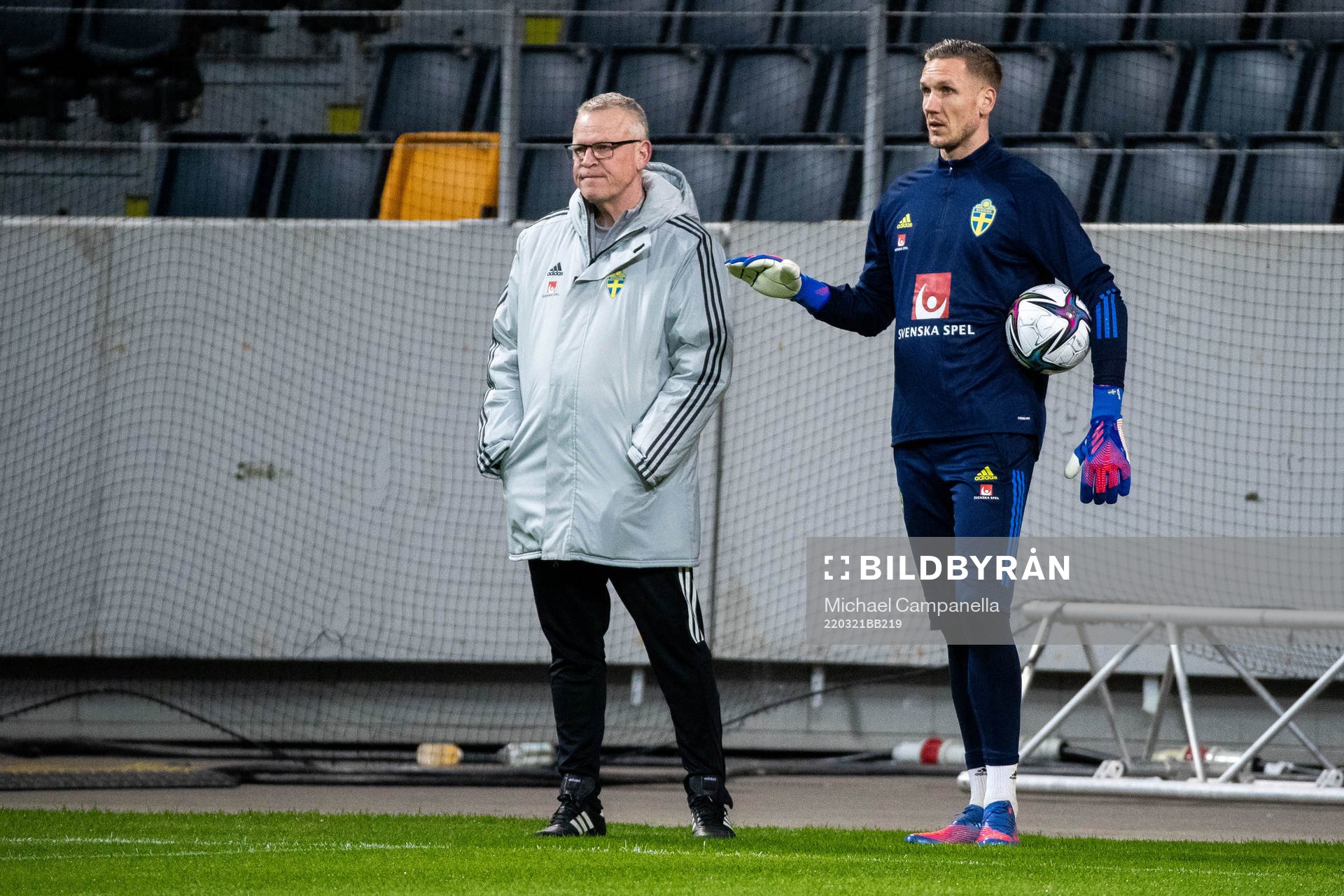 Head coach Janne Andersson and goalkeeper Robin Olsen of