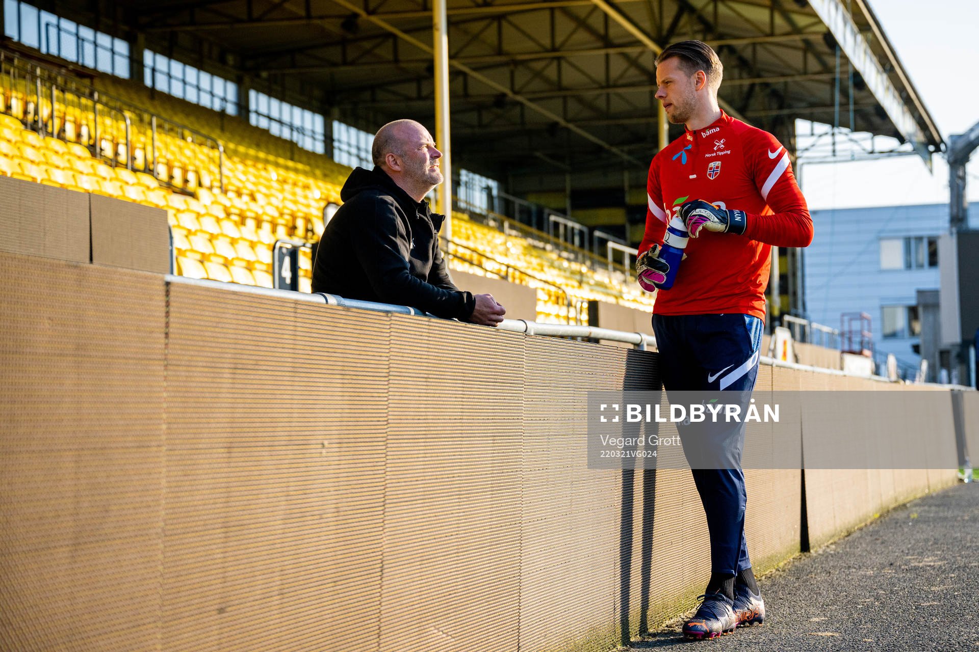 Geir Bakke, head coach of Lillestrøm, talks to goalkeeper