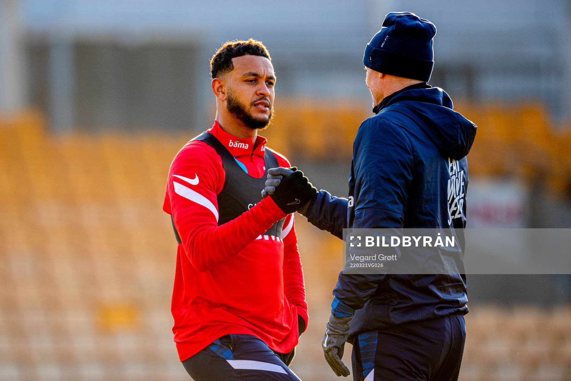 Joshua King talks to Ståle Solbakken, head coach of the