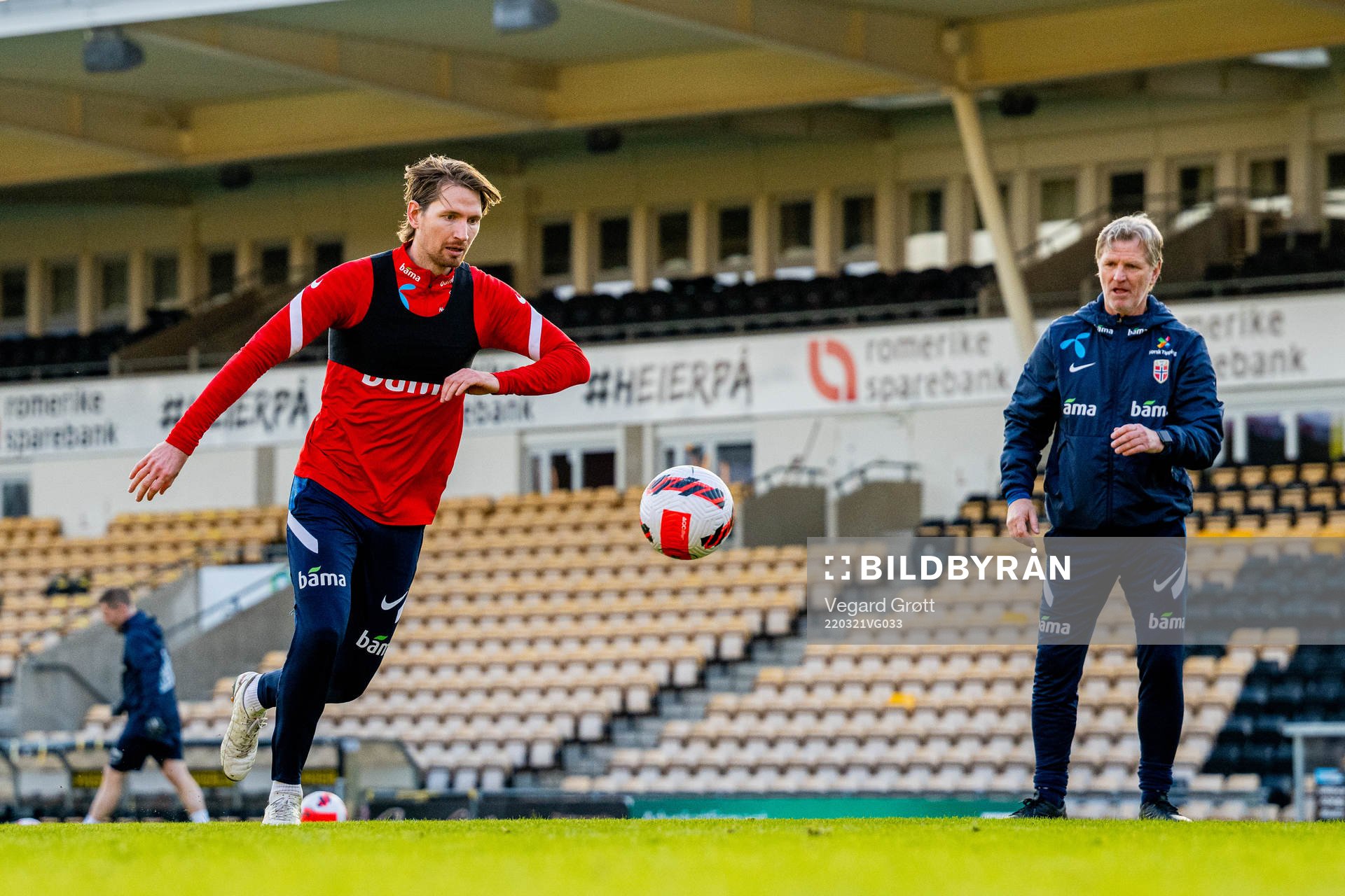 Stefan Strandberg and Kent Bergersen, assistant coach of the Norwegian national football team, during a training session on March 21, 2022 in Lillestrøm. 