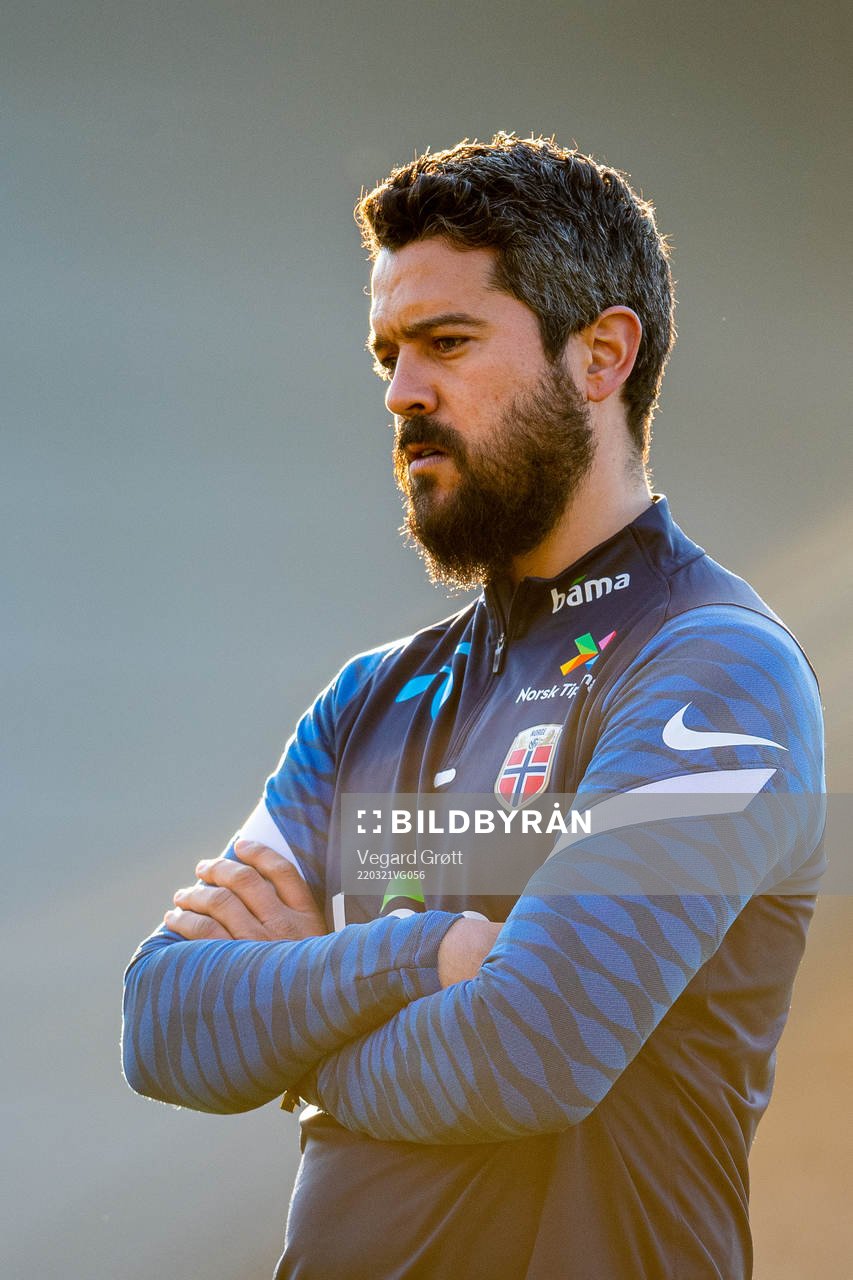 Bernardo Cueva, tactical statistician of the Norwegian national football team, during a training session on March 21, 2022 in Lillestrøm. 