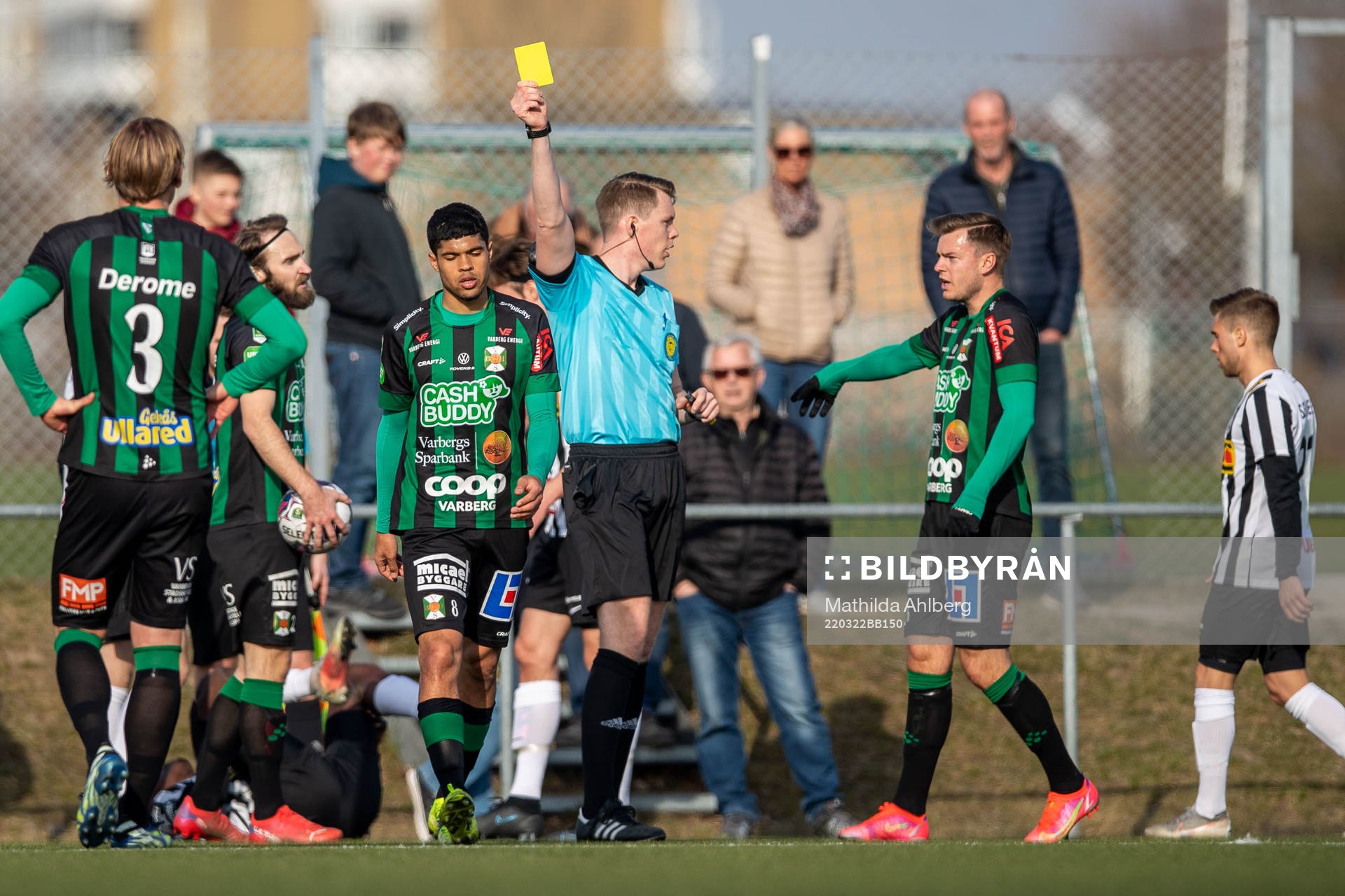 Varbergs Luke le Roux deppar när han varnas