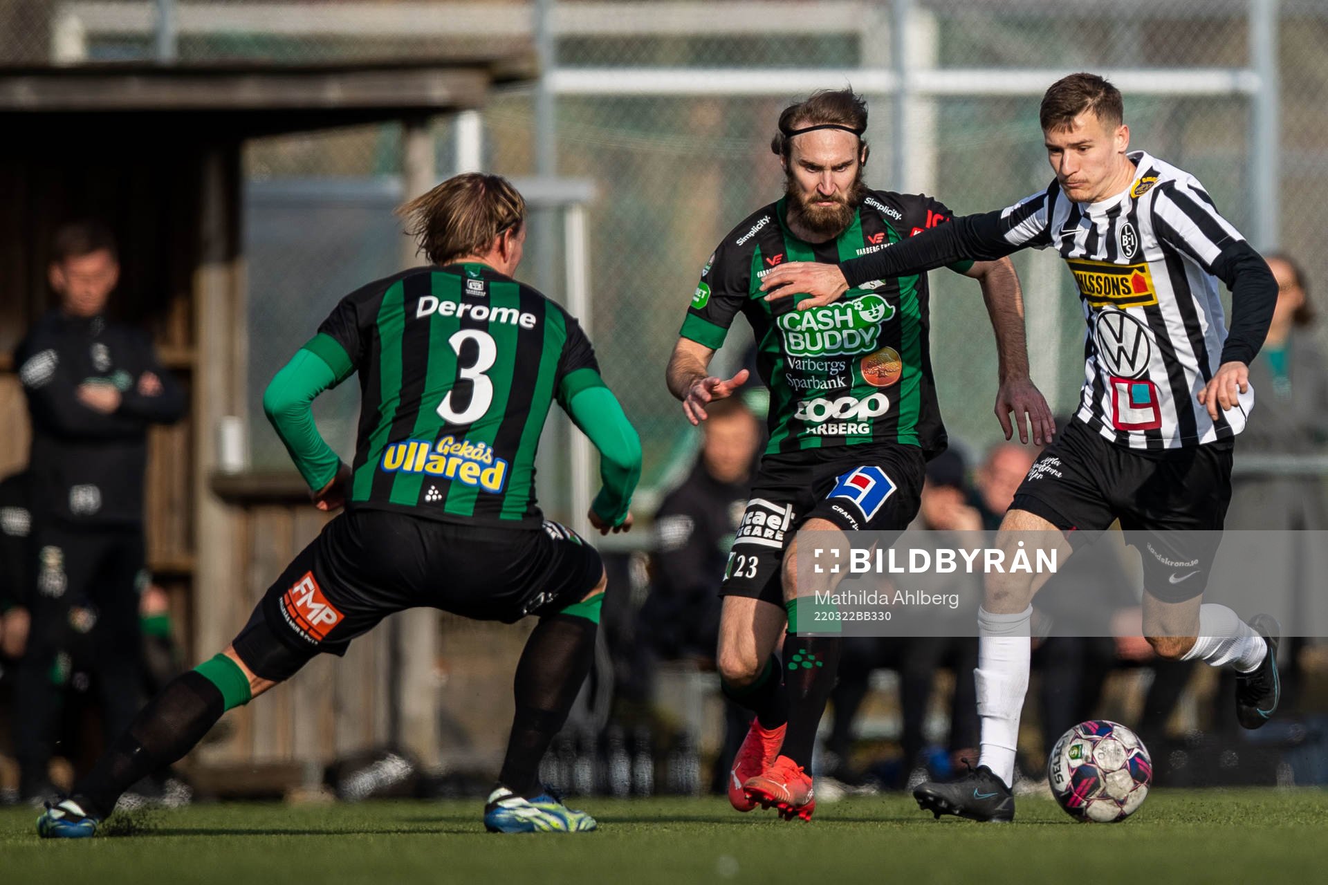 Varbergs Oskar Svensson och Robin Dzabic under träningsmatchen i fotboll mellan Landskrona och Varberg den 22 mars 2022 i Landskrona.