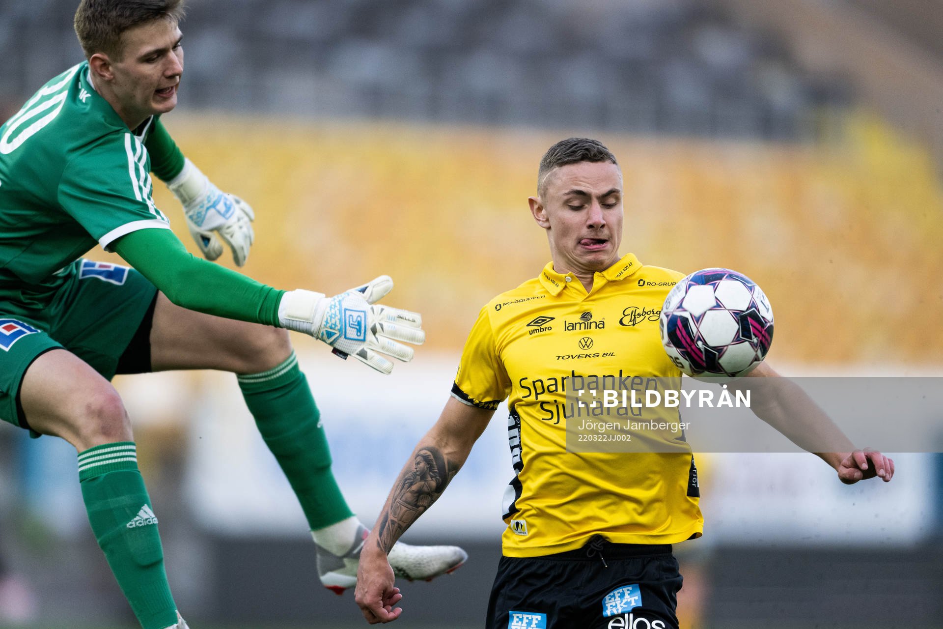 Skövdes målvakt David Engelbrektsson och Elfsborgs Theo Lind under fotbollsmatchen i U21 Allsvenskan mellan Elfsborg och Skövde den 22 mars 2022 i Borås.