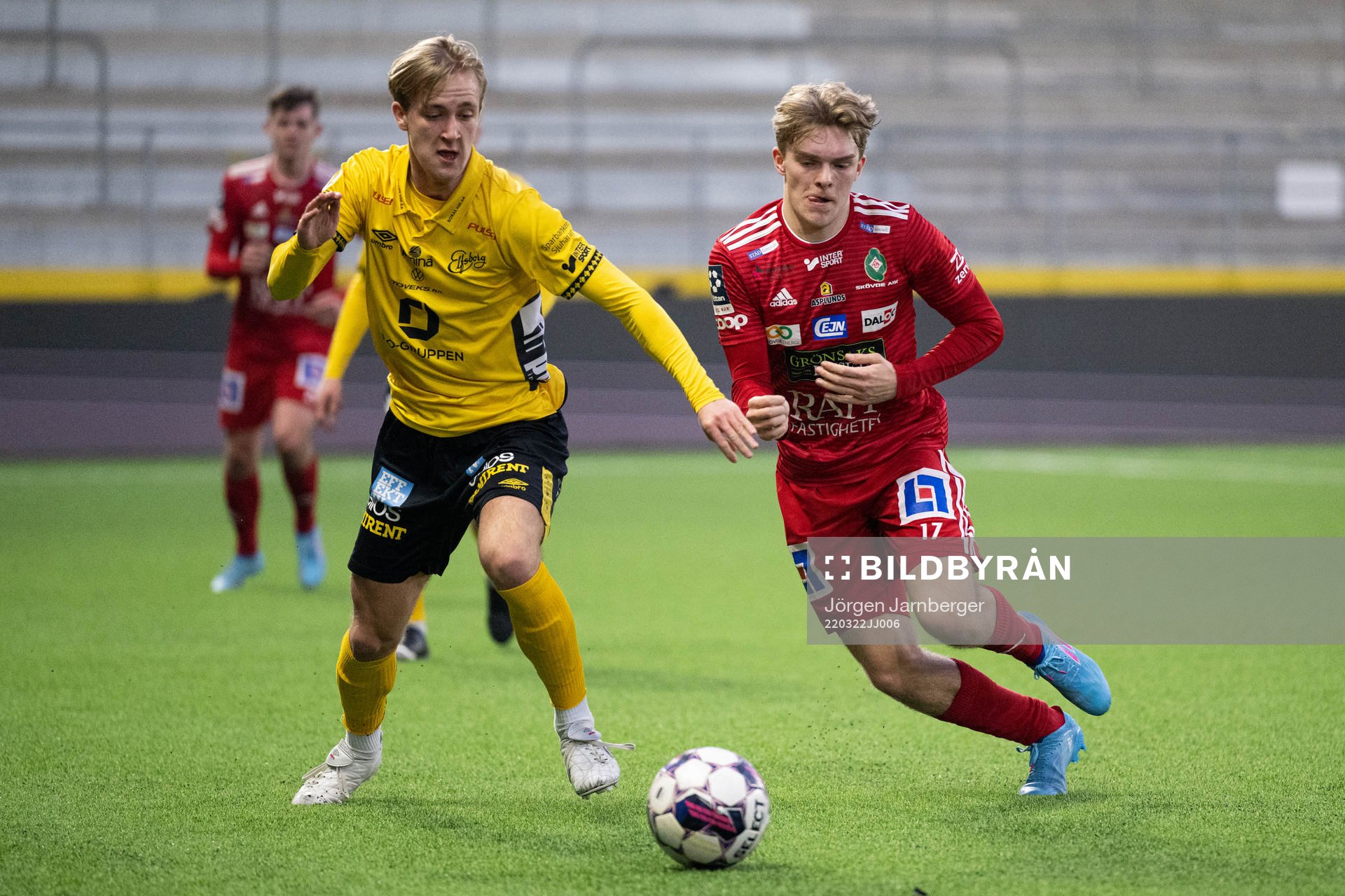 Elfsborgs Adam Johansson och Skövdes Samuel Glad under fotbollsmatchen i U21 Allsvenskan mellan Elfsborg och Skövde den 22 mars 2022 i Borås.