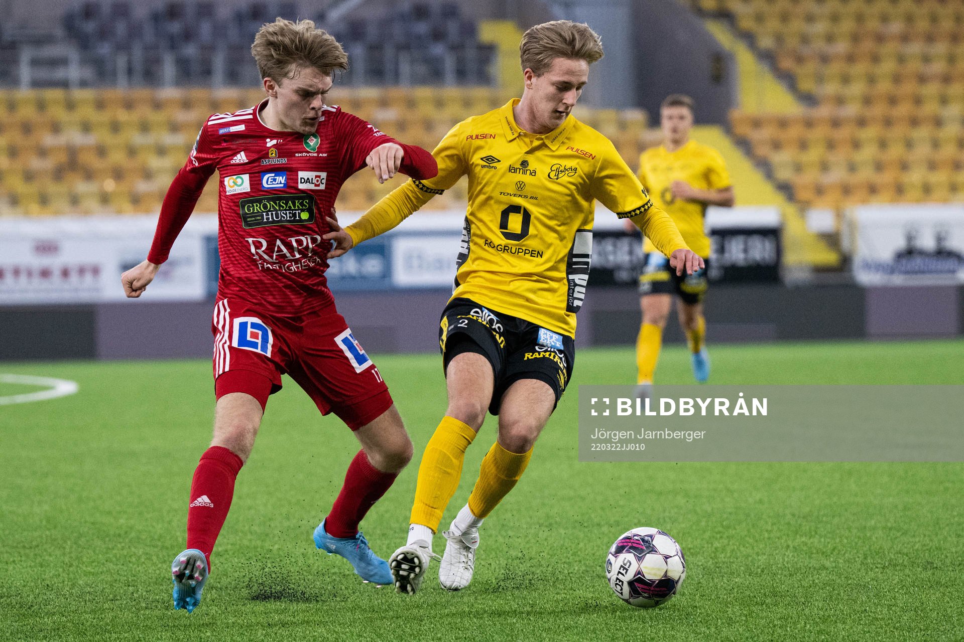 Skövdes Samuel Glad och Elfsborgs Adam Johansson under fotbollsmatchen i U21 Allsvenskan mellan Elfsborg och Skövde den 22 mars 2022 i Borås.