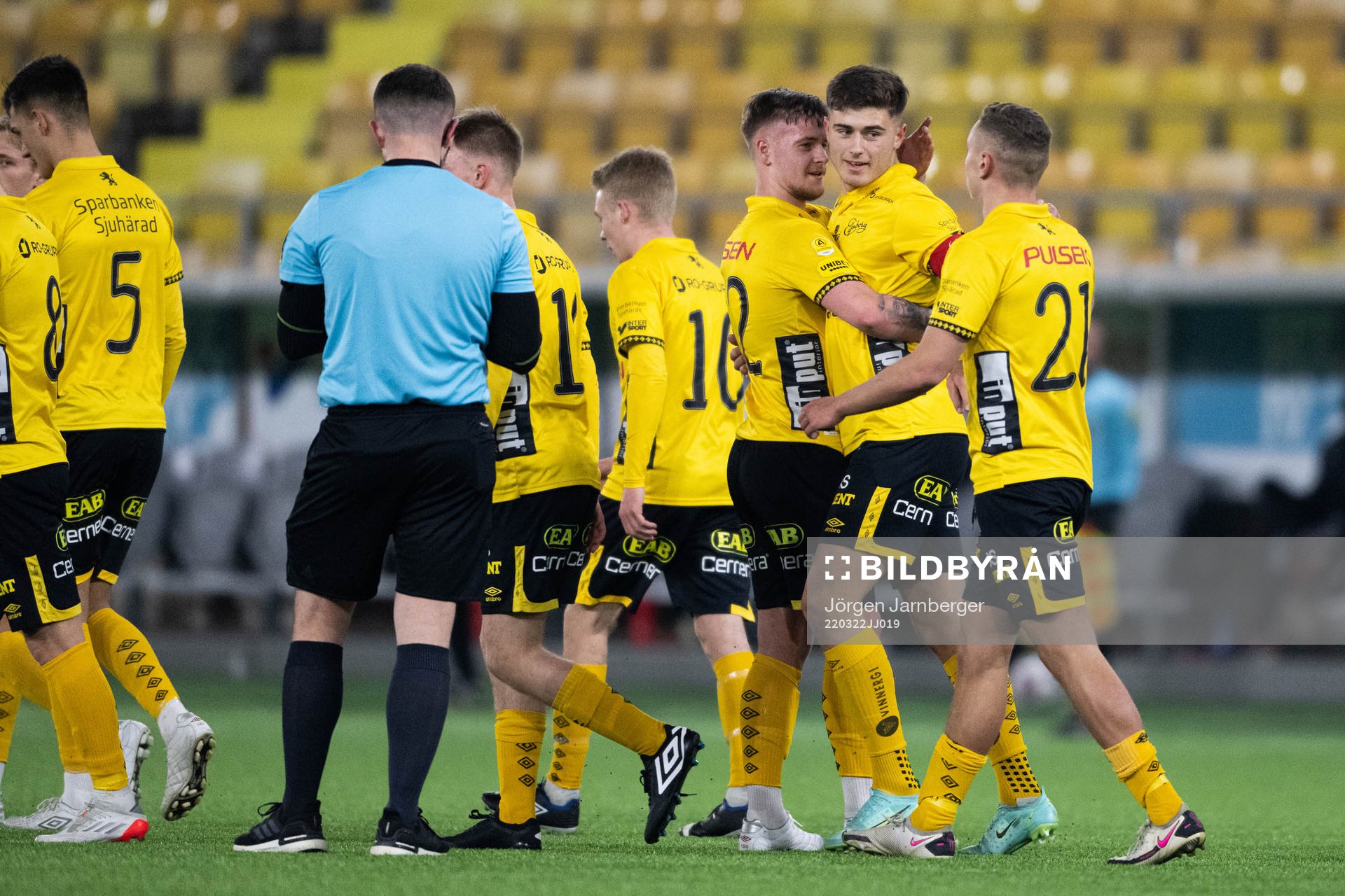 Elfsborgs Besfort Zeneli jublar med Adam Johansson och Theo Lind efter 3-0 under fotbollsmatchen i U21 Allsvenskan mellan Elfsborg och Skövde den 22 mars 2022 i Borås.