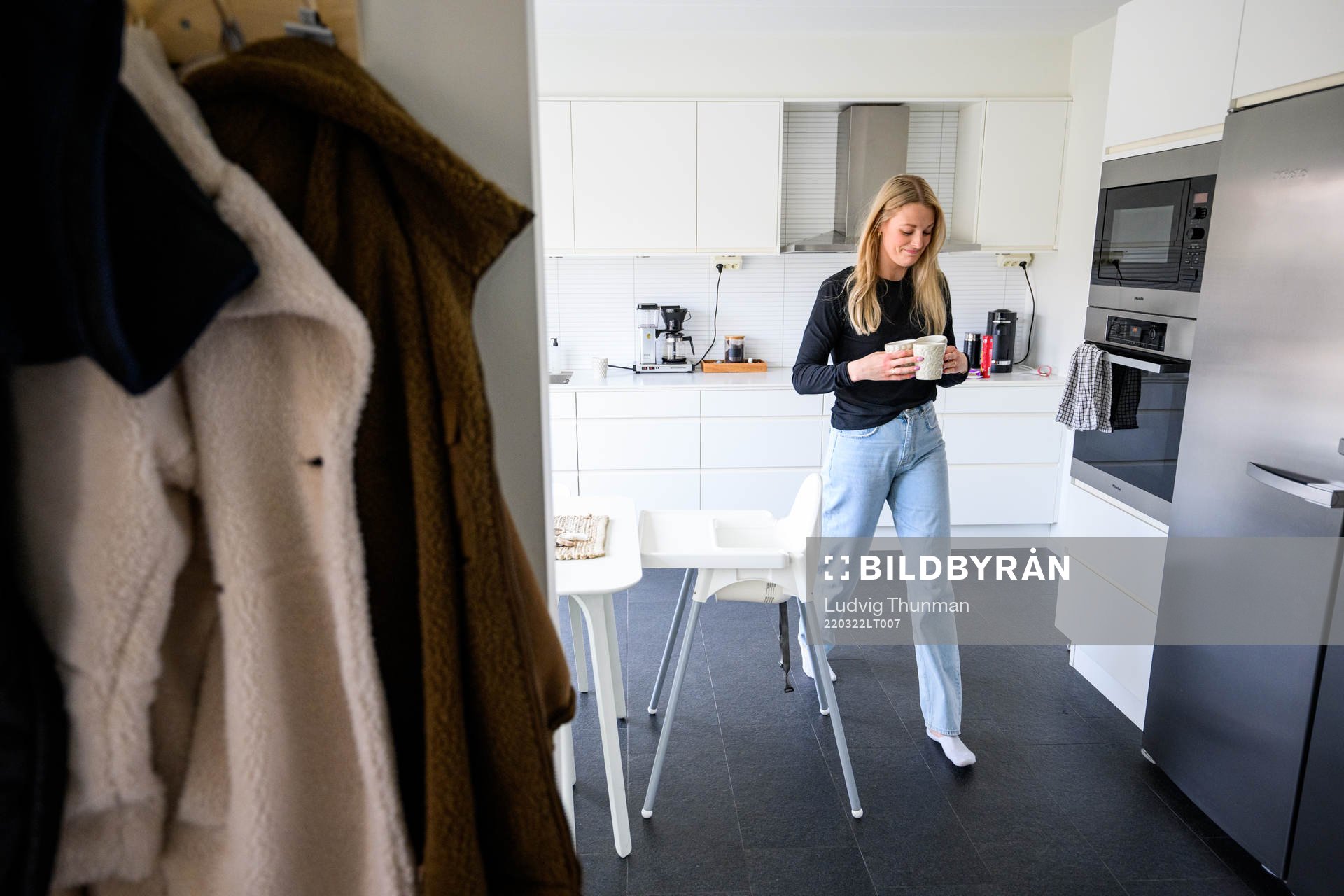 Matilda Schultz hämtar kaffe i sitt hem