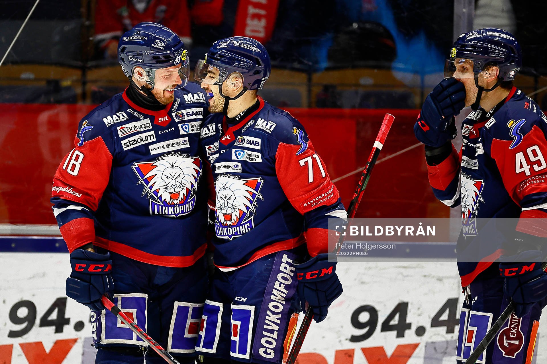 Alexander Johansson och Robert Lantosi jublar  eter mål