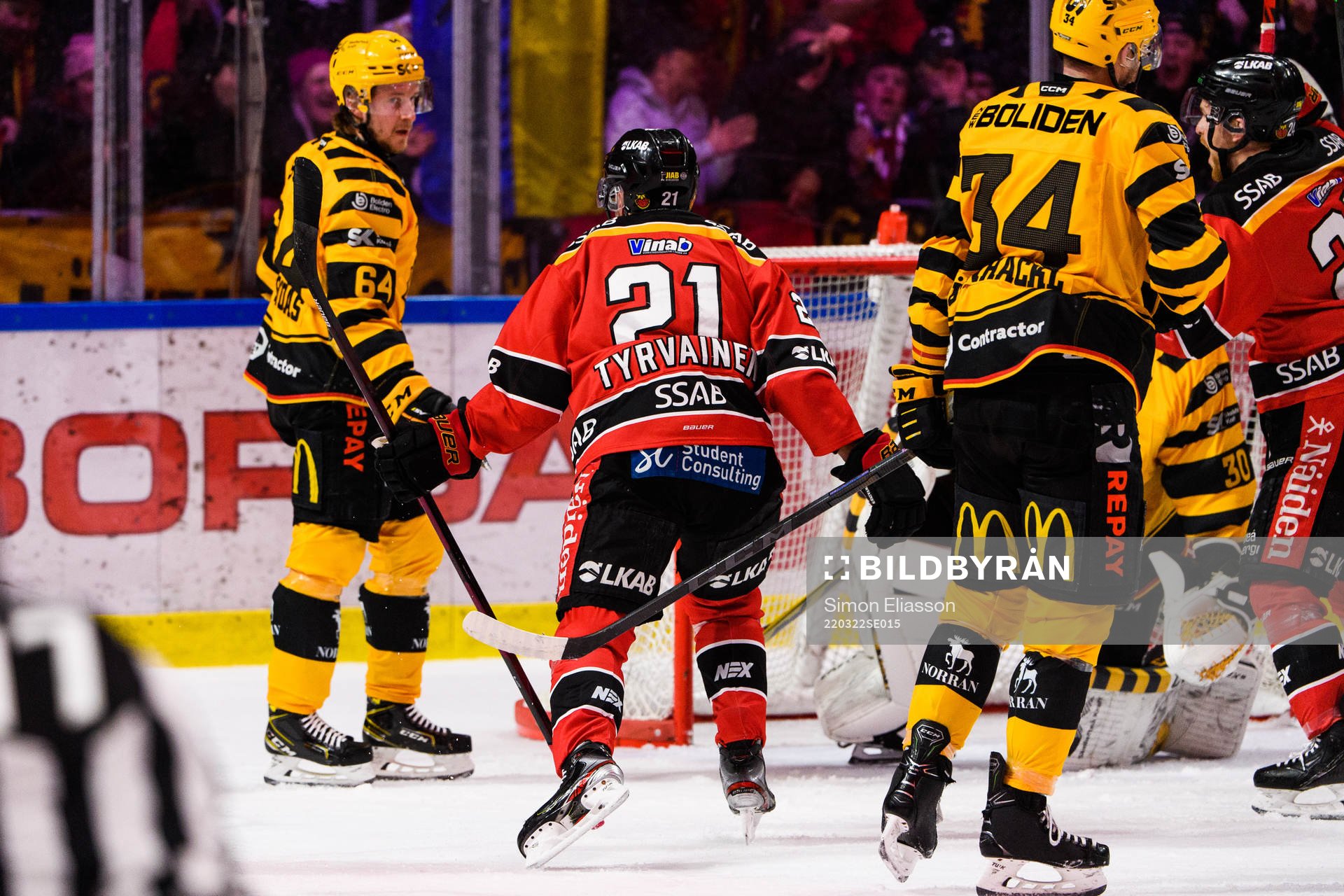 Luleås Juhani Tyrväinen jublar och Skellefteås Jonathan