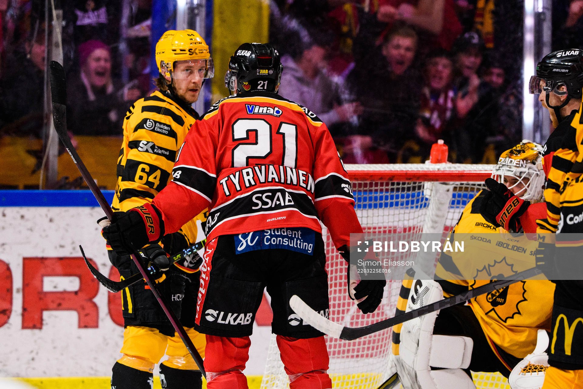 Luleås Juhani Tyrväinen jublar och Skellefteås Jonathan