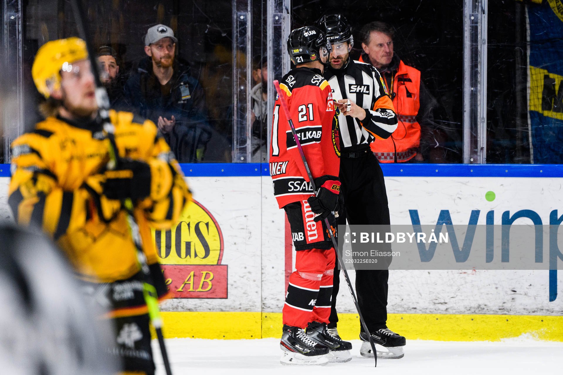 Luleås Juhani Tyrväinen och Linjedomare Jan Sandström