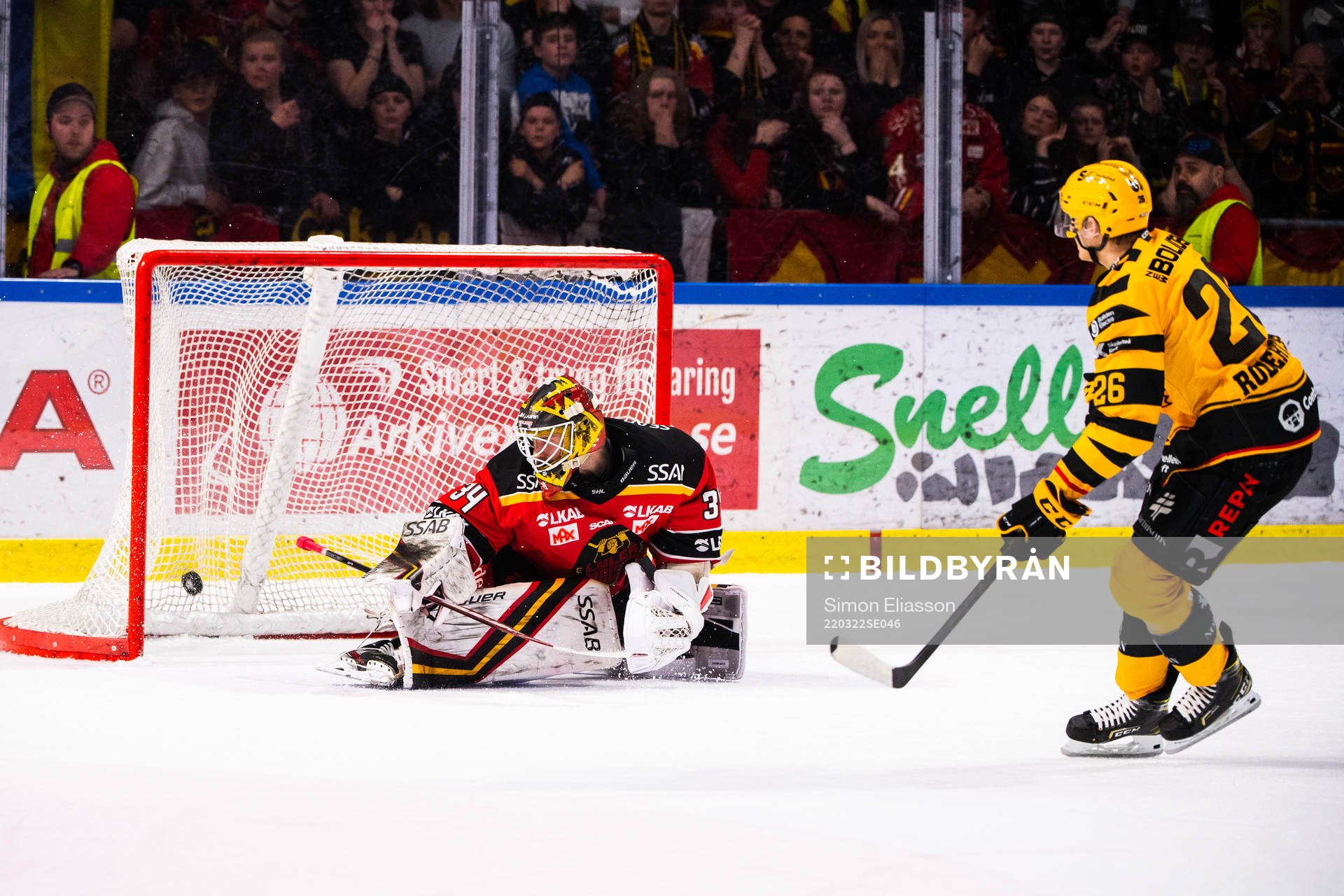 Skellefteås Simon Robertsson gör mål på straff på