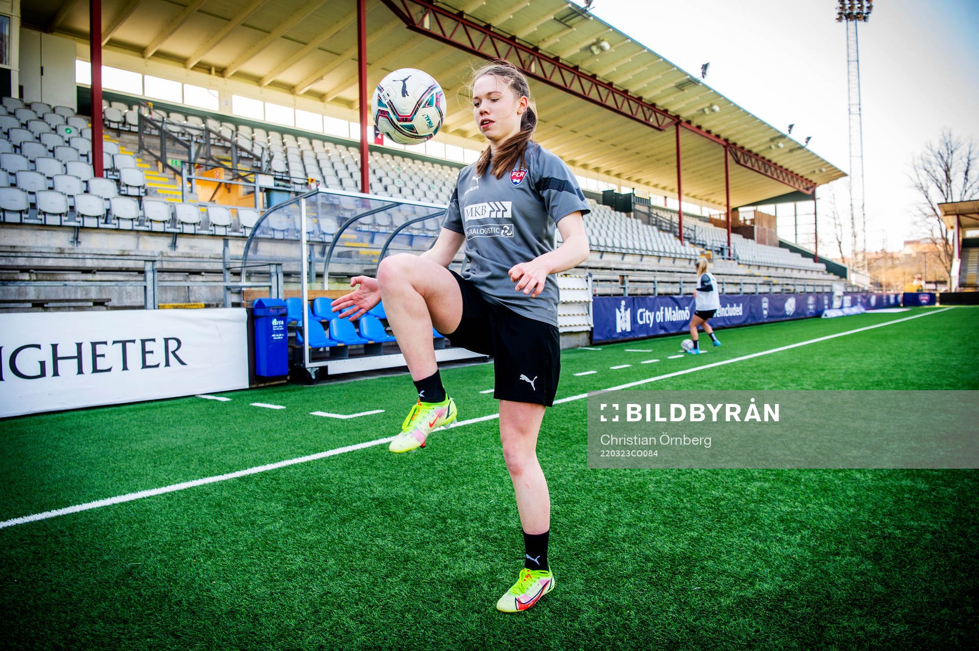 Rosengårds Bea Sprung trixar med bollen