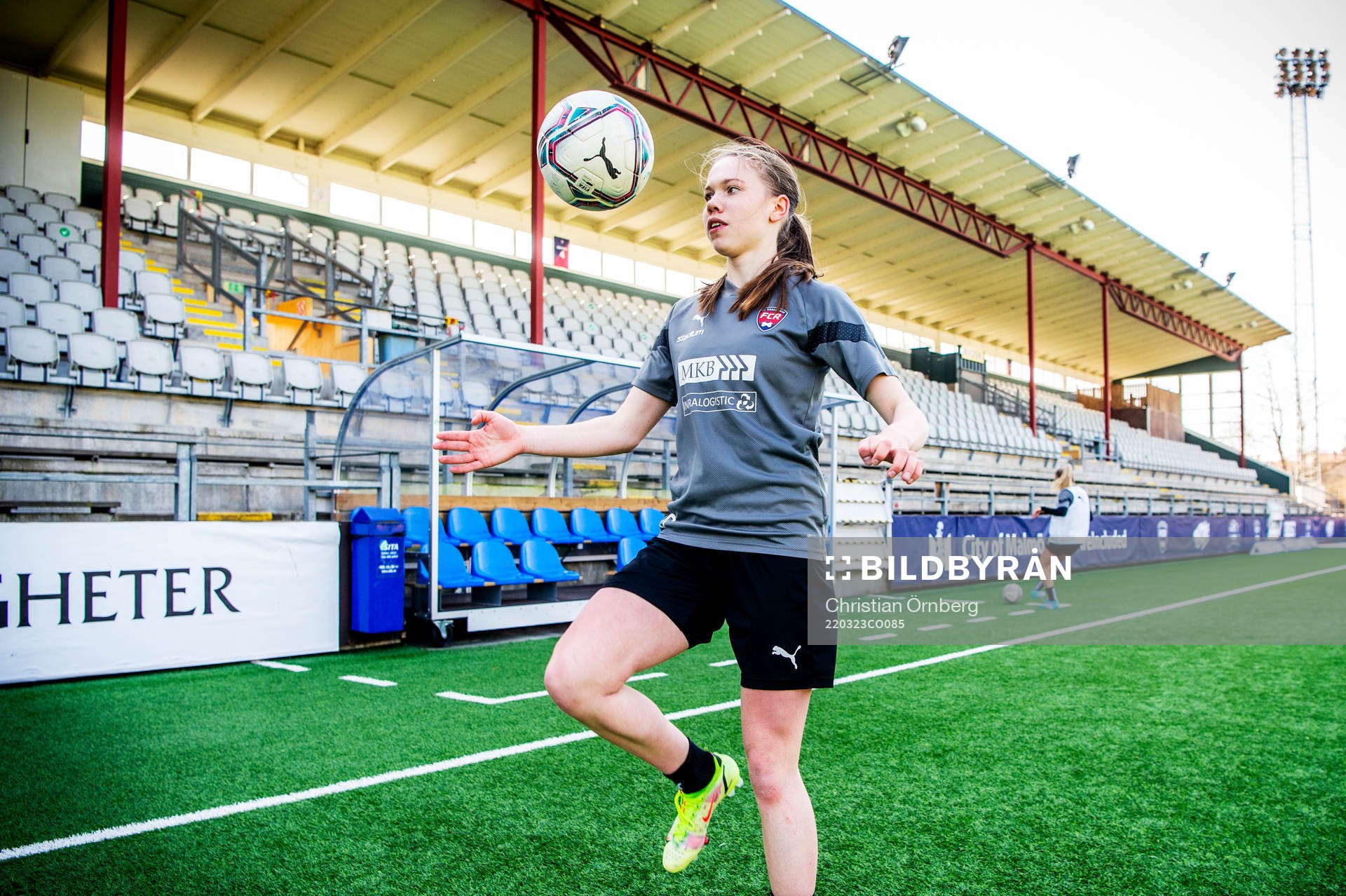 Rosengårds Bea Sprung trixar med bollen