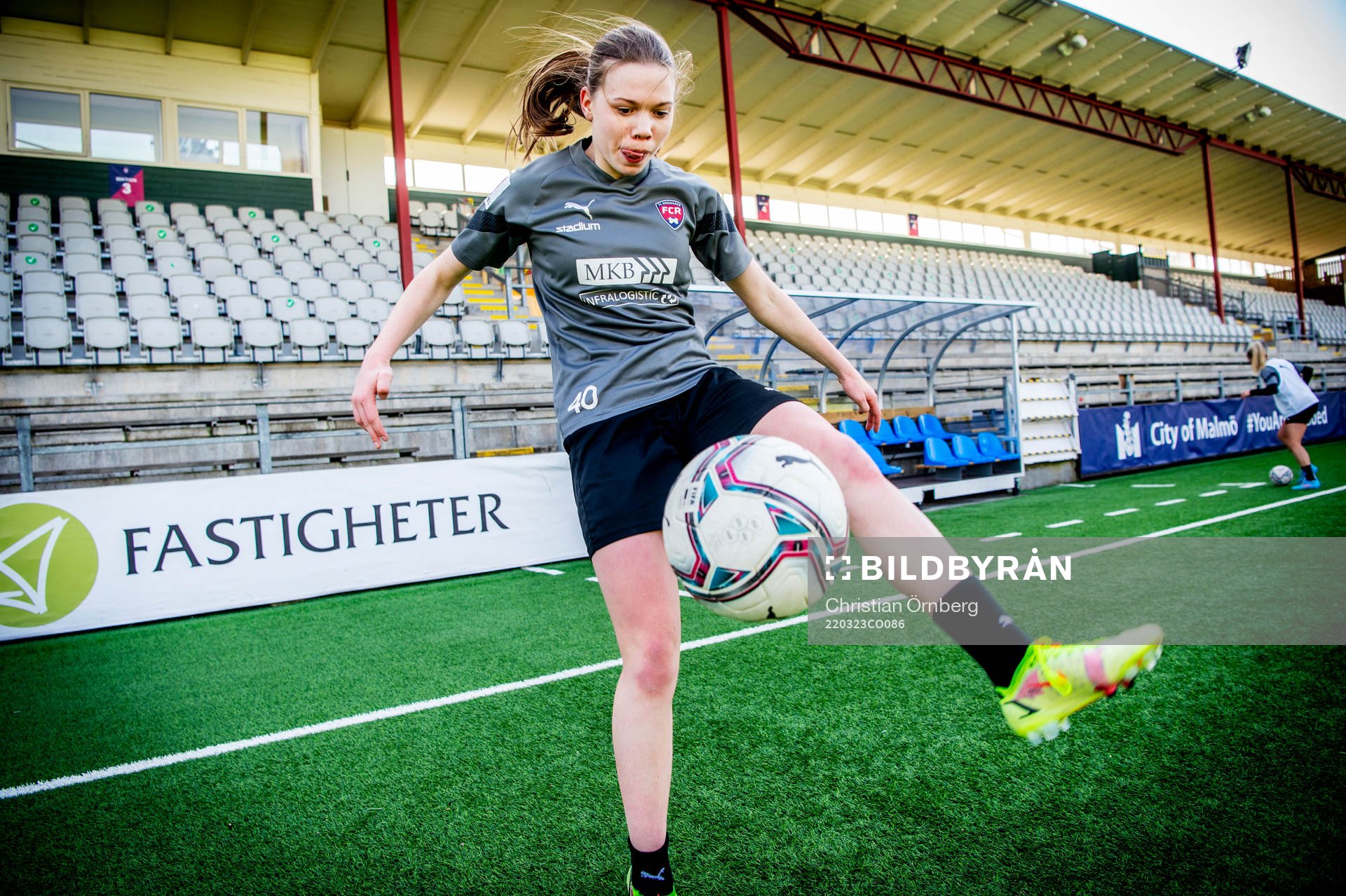 Rosengårds Bea Sprung trixar med bollen