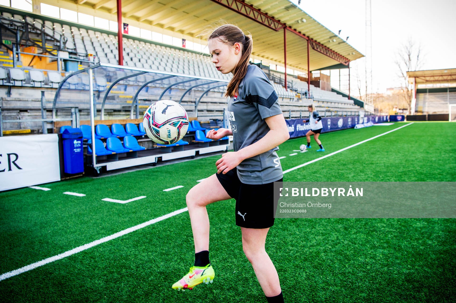 Rosengårds Bea Sprung trixar med bollen