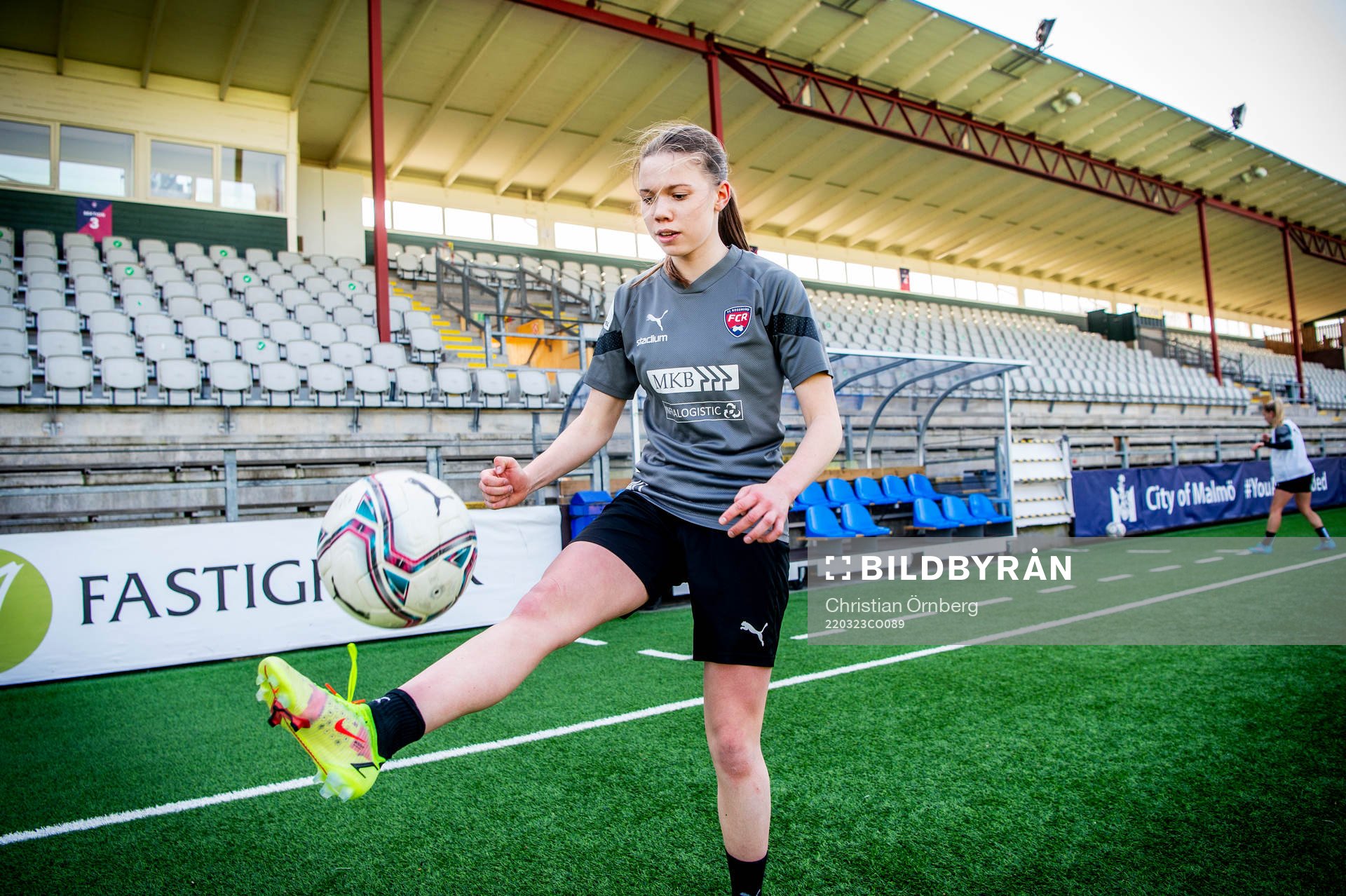 Rosengårds Bea Sprung trixar med bollen