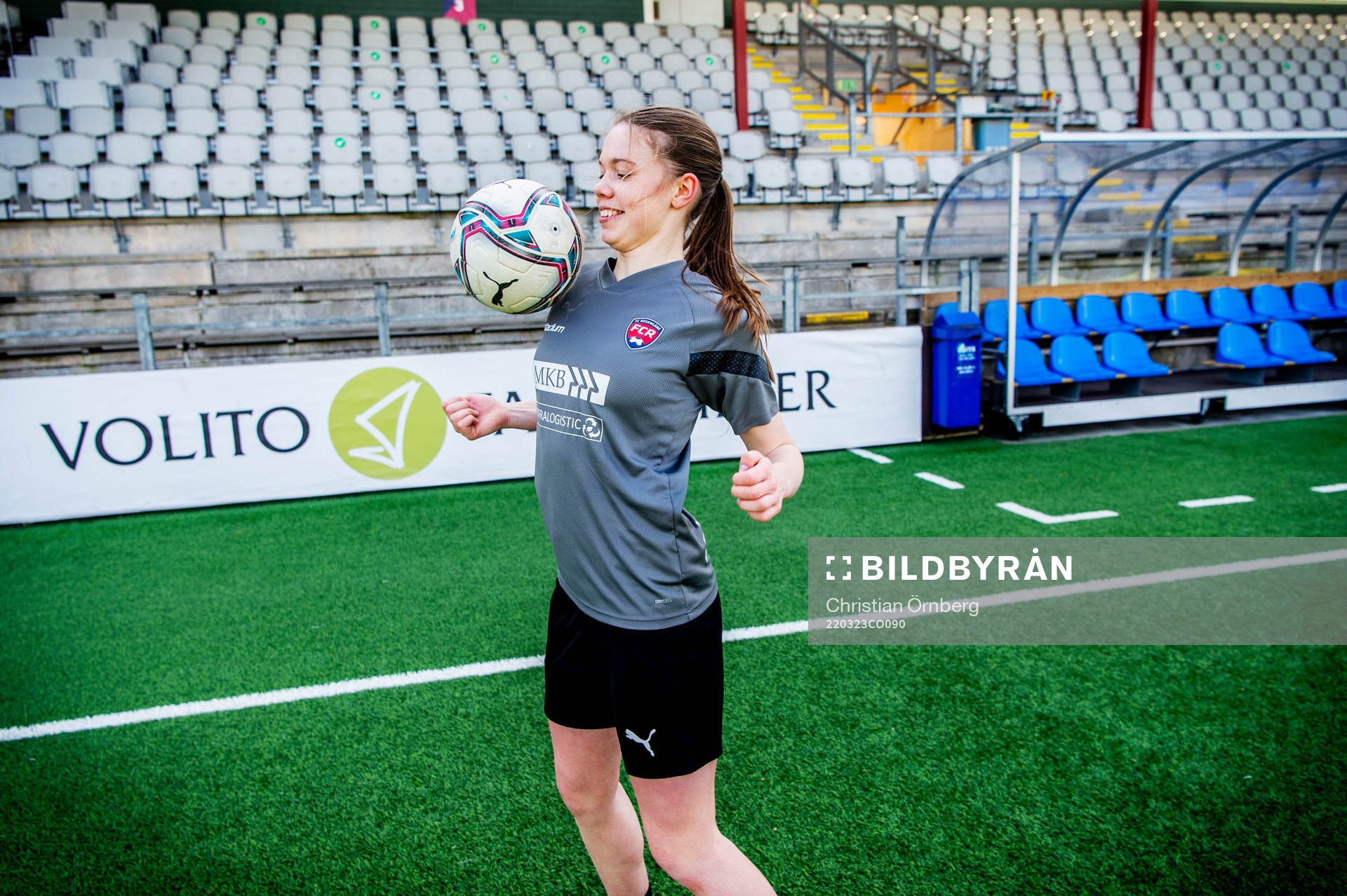 Rosengårds Bea Sprung trixar med bollen