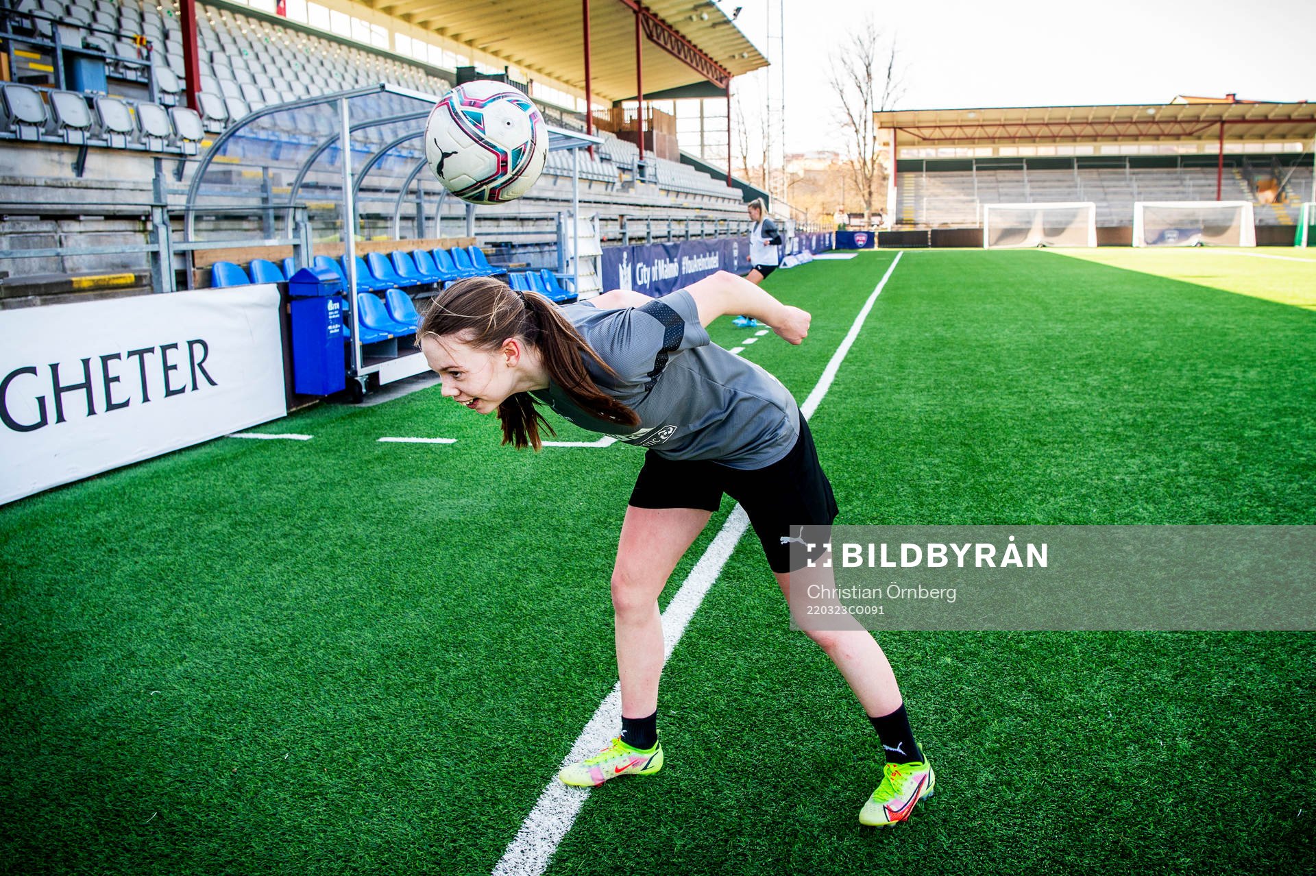 Rosengårds Bea Sprung trixar med bollen