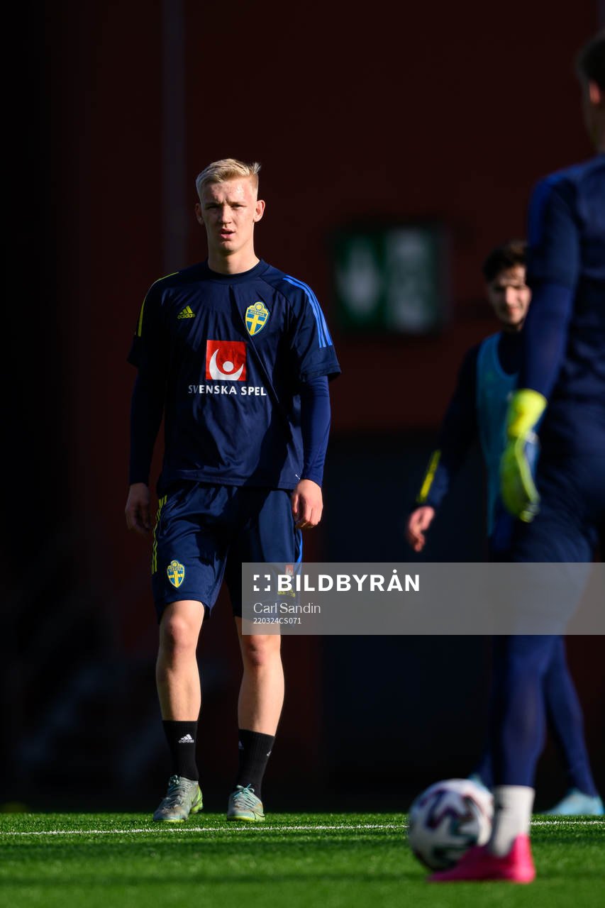 Carl Gustafsson under en träning med det Svenska U21-landslaget i fotboll den 24 mars 2022 i Borås. 