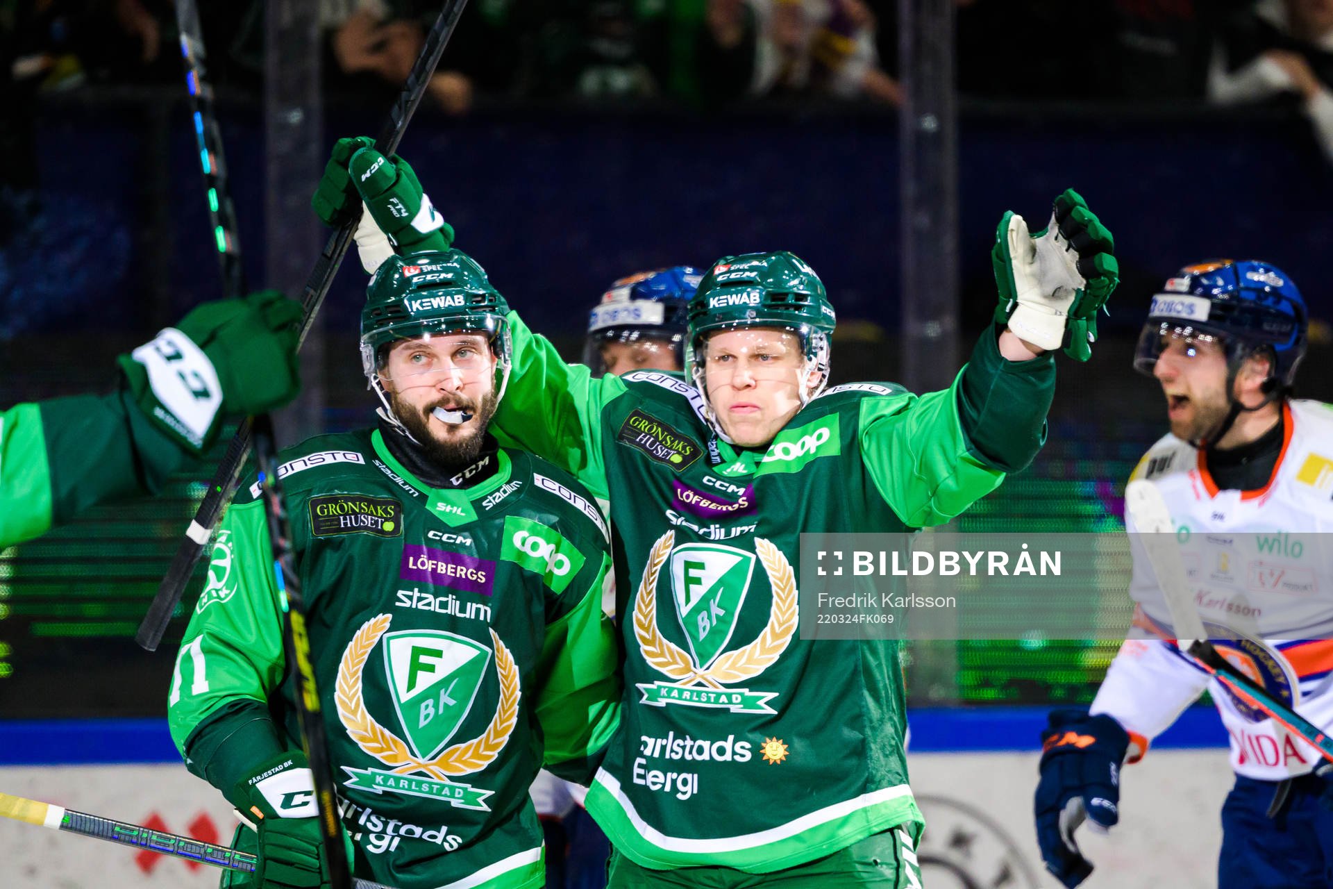 Färjestads Jesse Virtanen och Daniel Viksten jublar