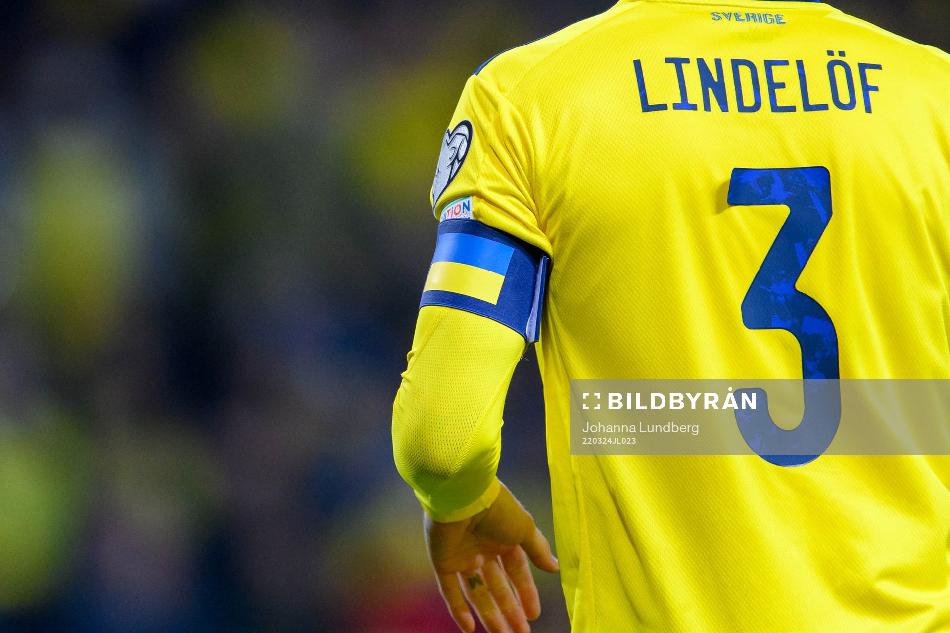 Victor Lindelöf of Sweden with the flag of Ukraine