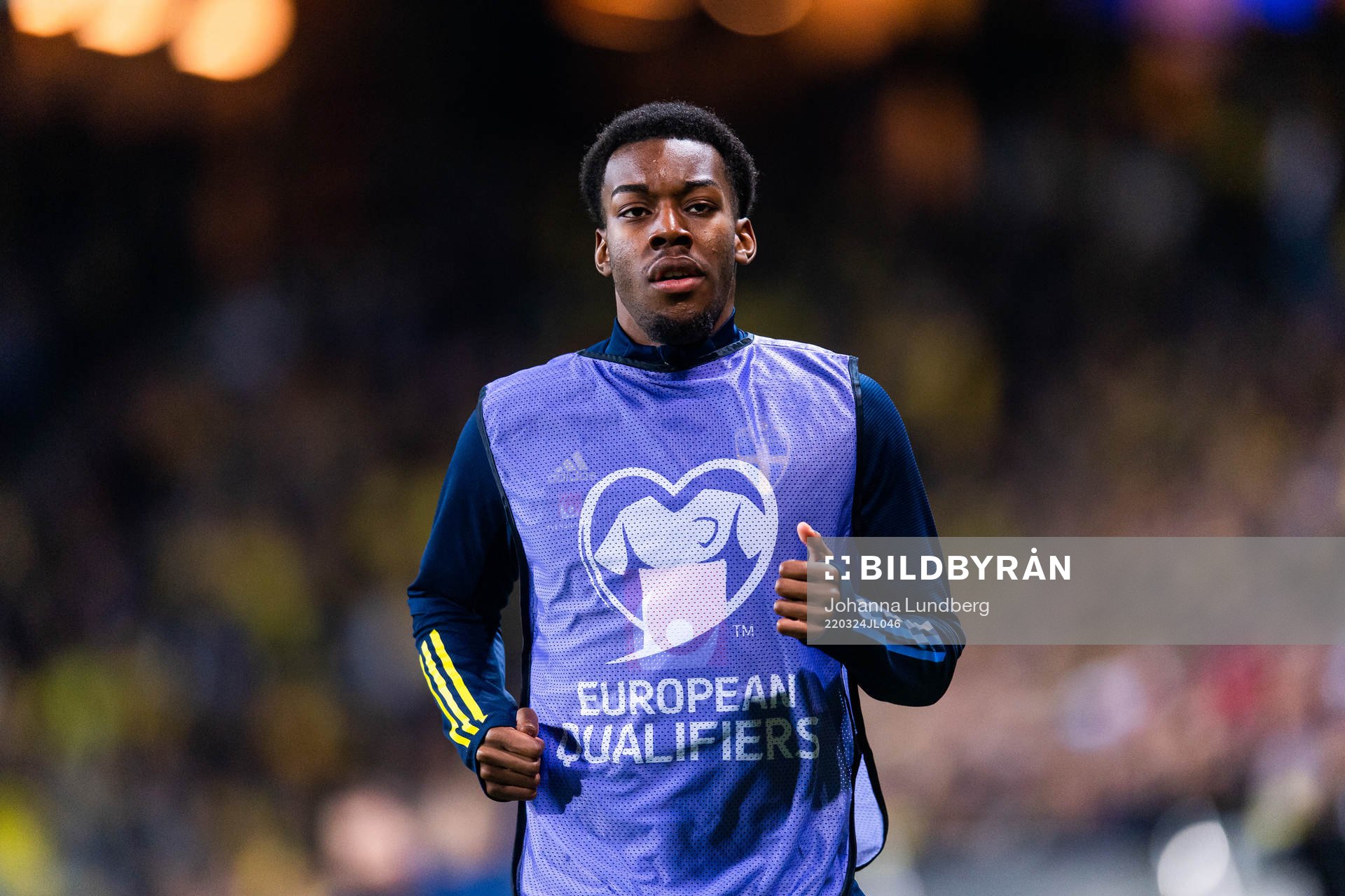 Anthony Elanga of Sweden warms up