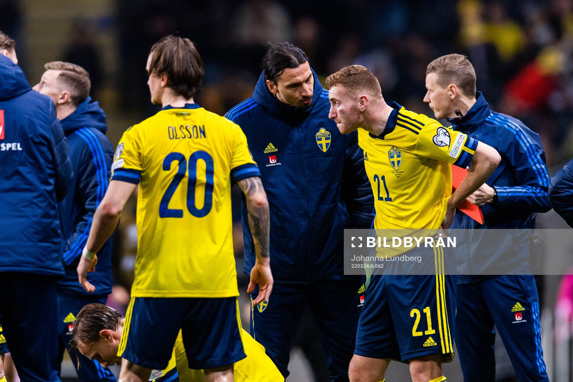 Zlatan Ibrahimovic talks to Dejan Kulusevski of Sweden