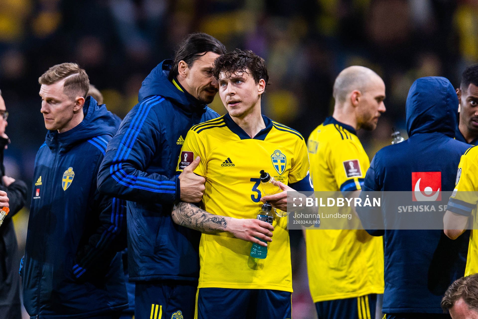 Zlatan Ibrahimovic talks to Victor Lindelöf of Sweden