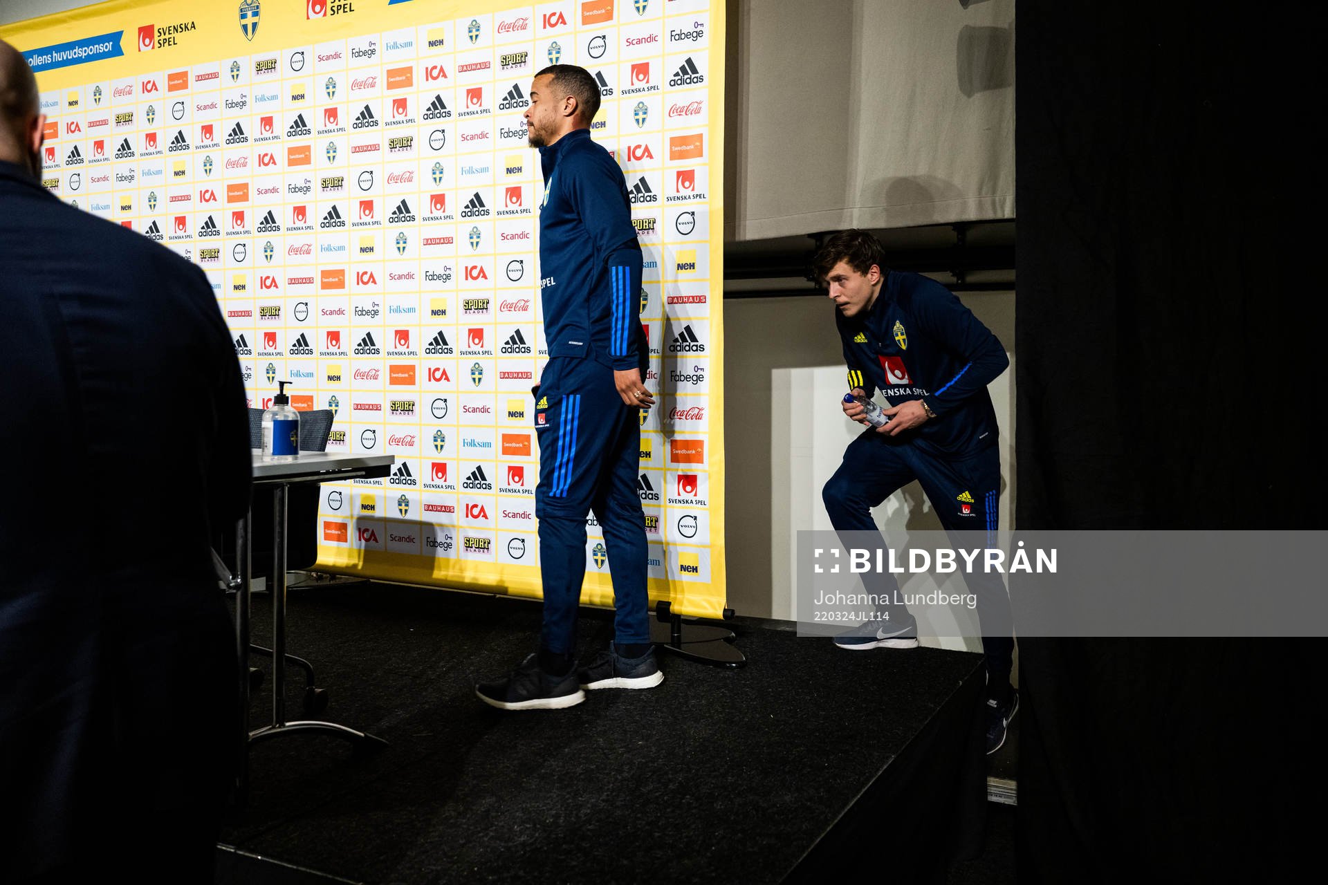 Robin Quaison and Victor Lindelöf of Sweden at the press