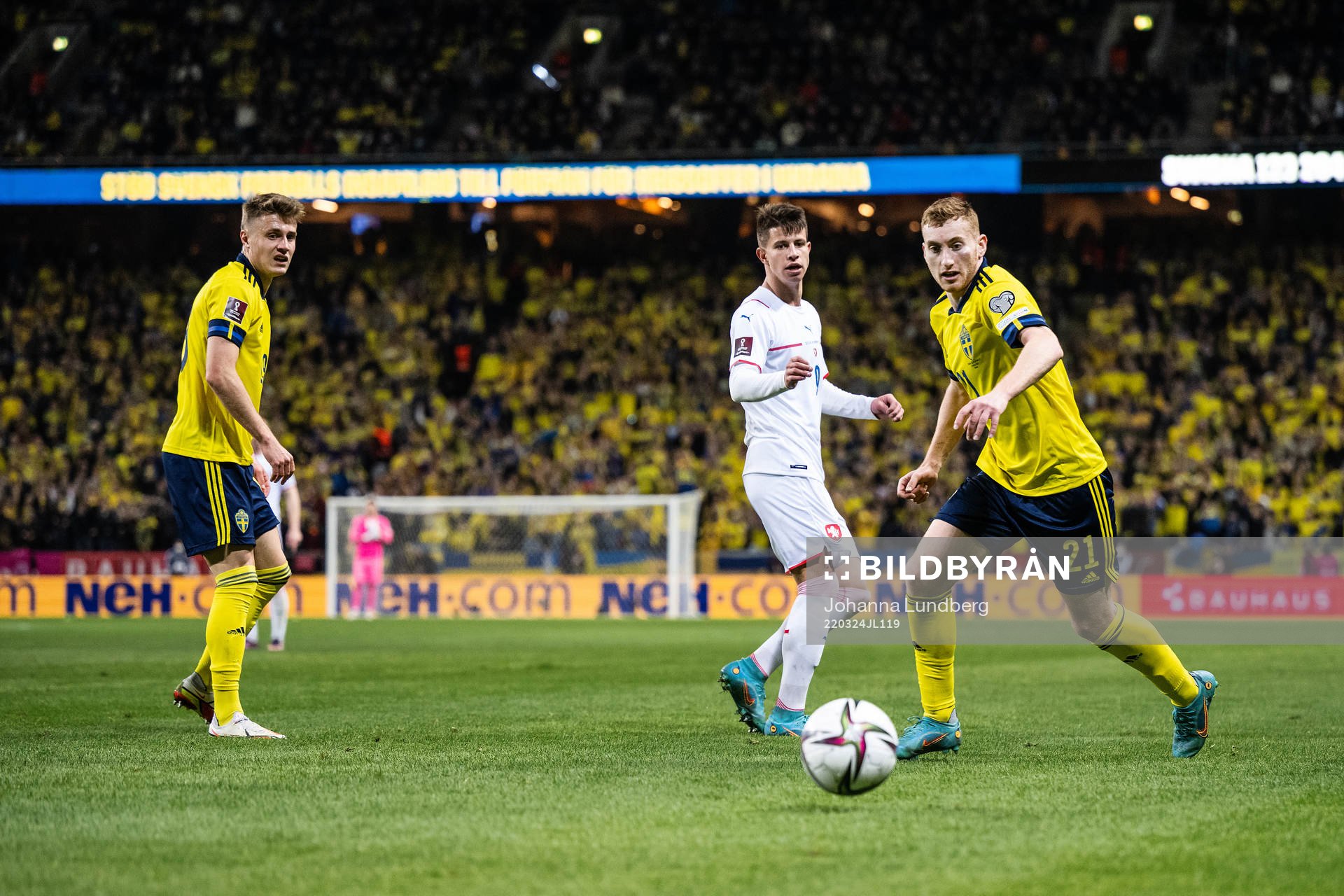 Adam Hlozek of Czech Republic and Dejan Kulusevski of Sweden