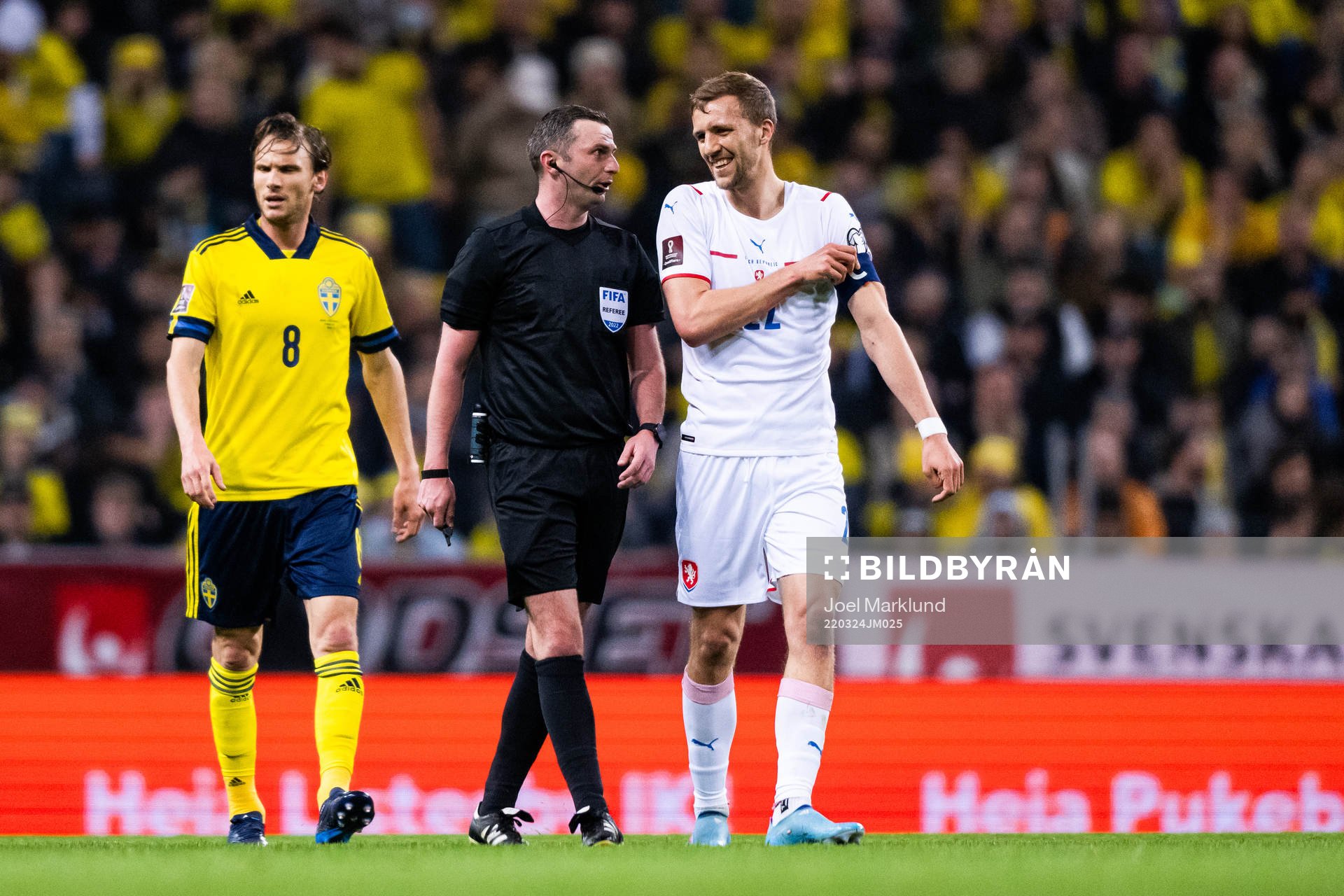 Albin Ekdal of Sweden, referee Michael Oliver, and Tomas