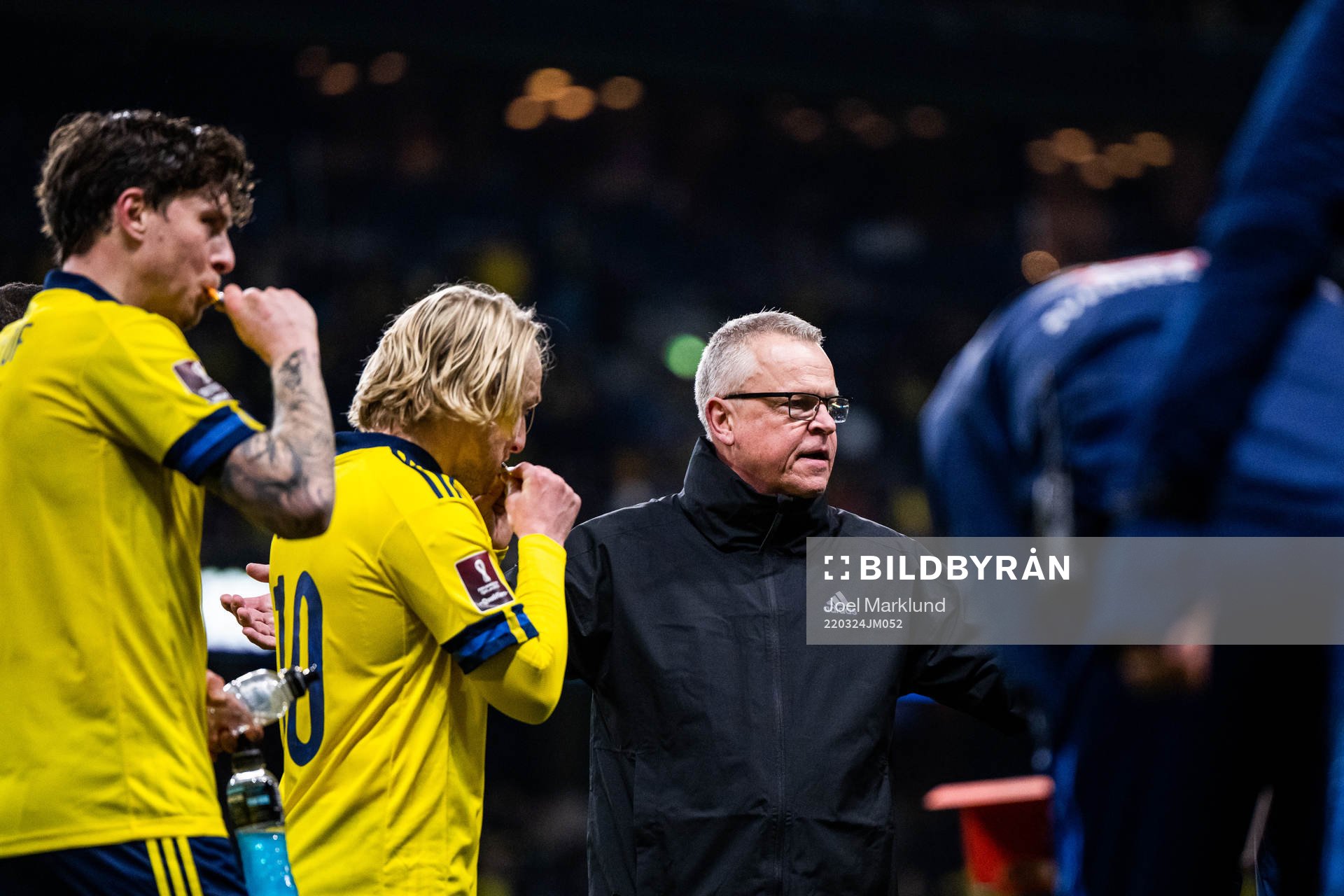 Emil Forsberg and head coach Janne Andersson of Sweden