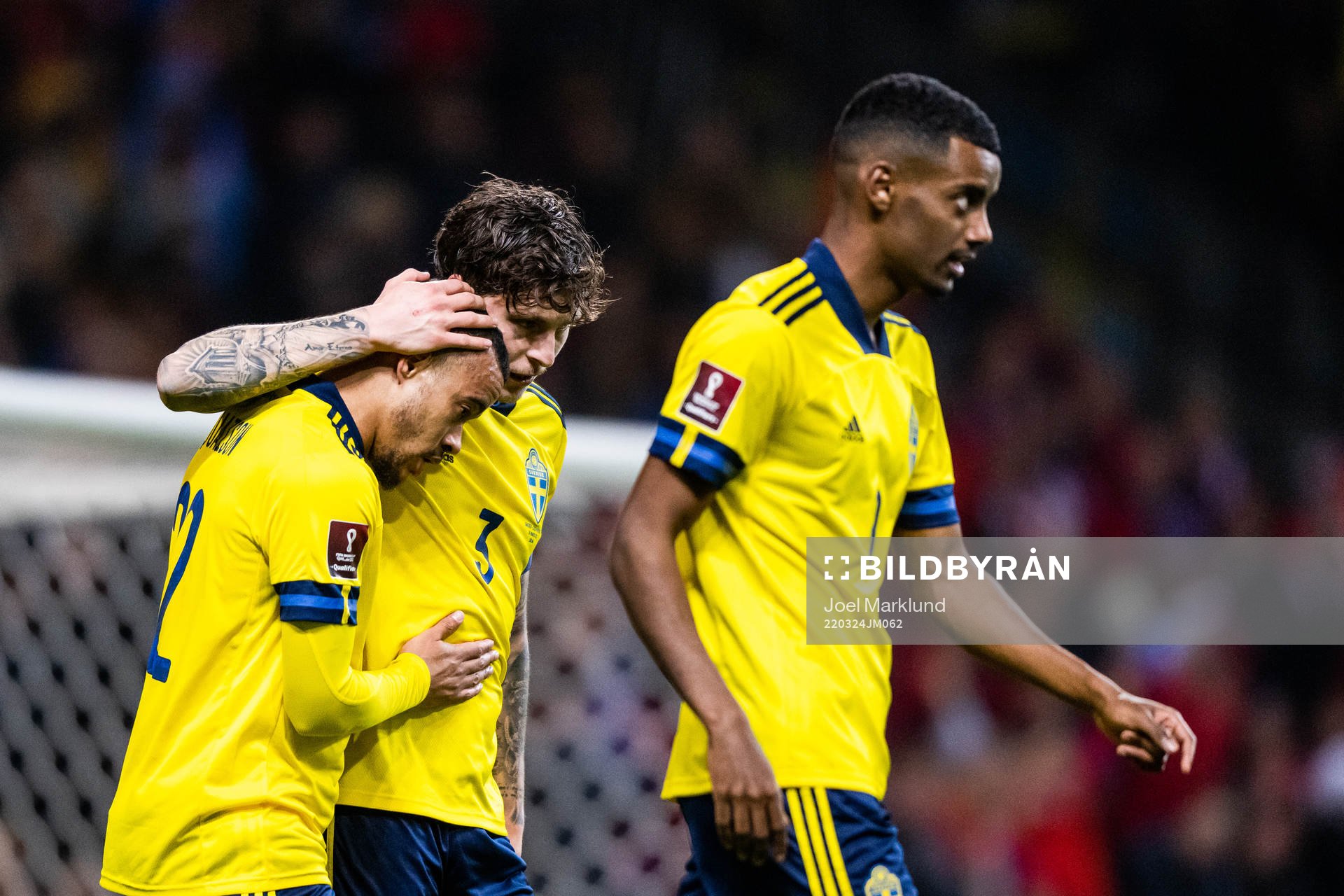 Robin Quaison celebrates with Victor Lindelöf and