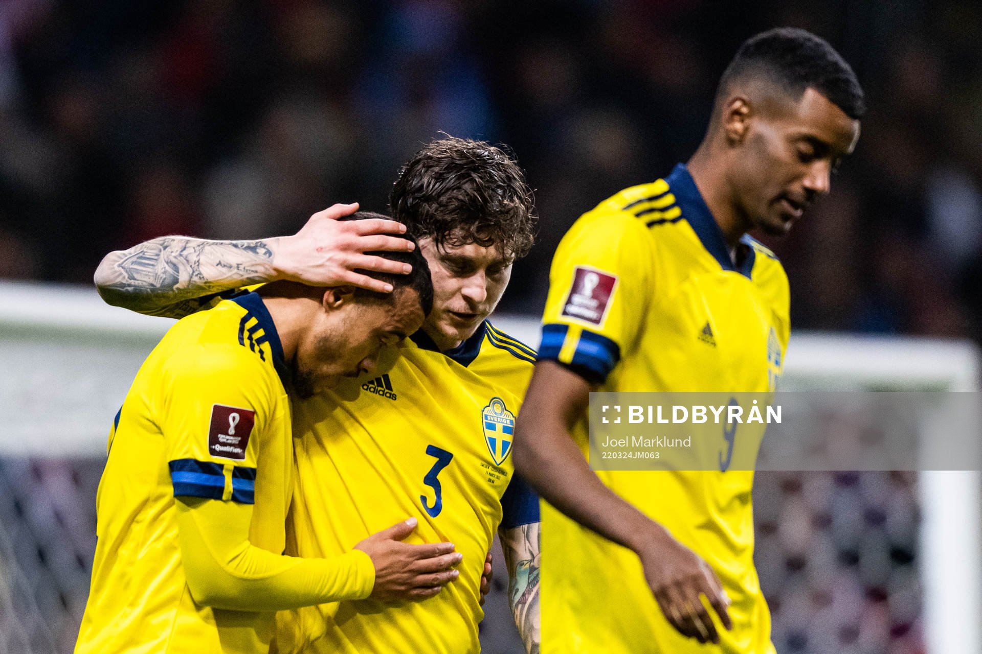 Robin Quaison celebrates with Victor Lindelöf and