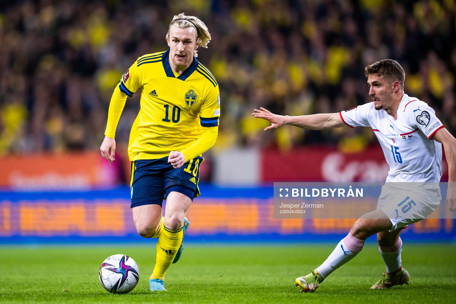 Emil Forsberg of Sweden and Michal Sadilek of Czech Republic