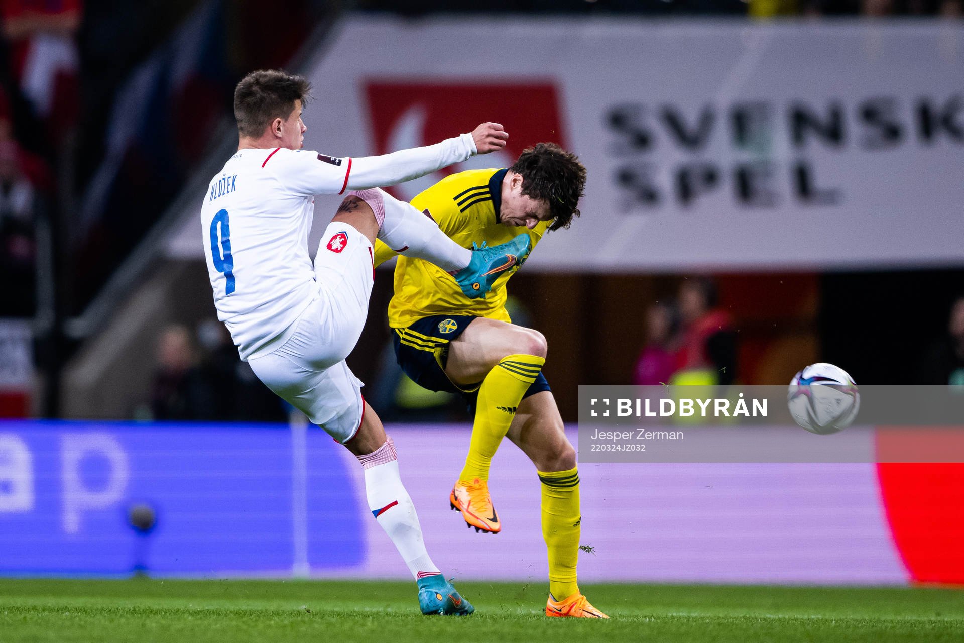 Adam Hlozek of Czech Republic and Victor Lindelöf of Sweden