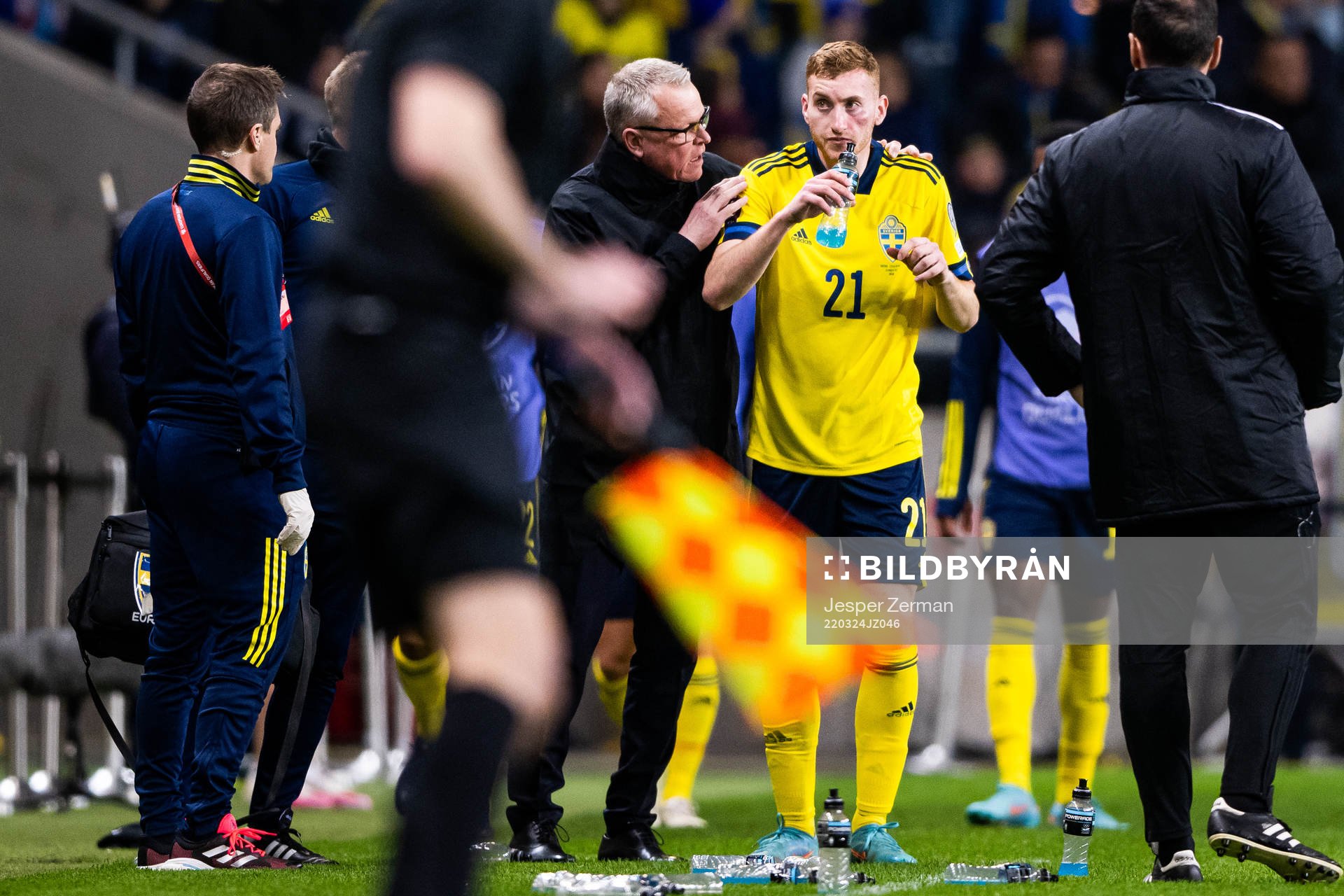 head coach Janne Andersson talks to Dejan Kulusevski who