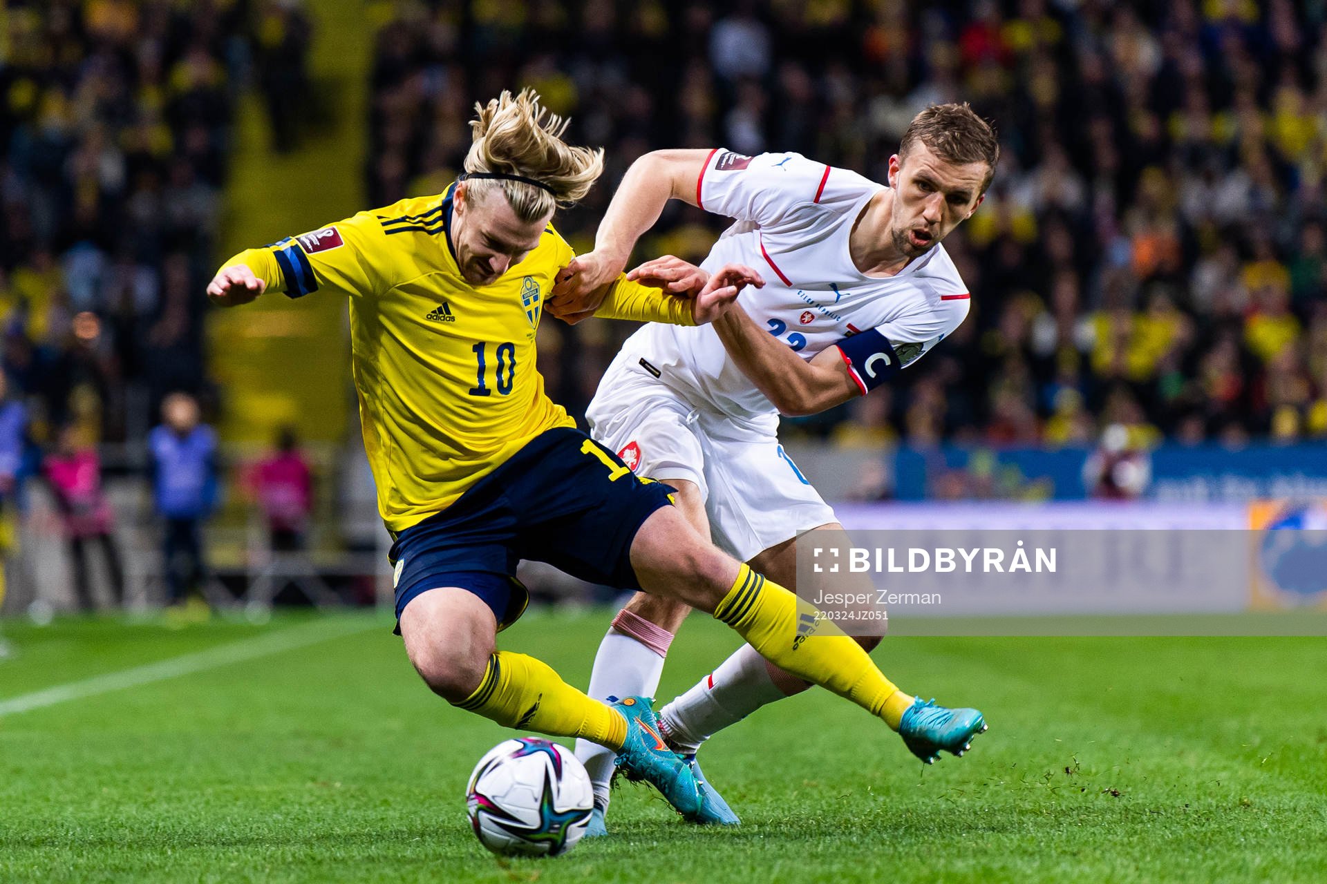 Emil Forsberg of Sweden and Tomas Soucek of Czech Republic