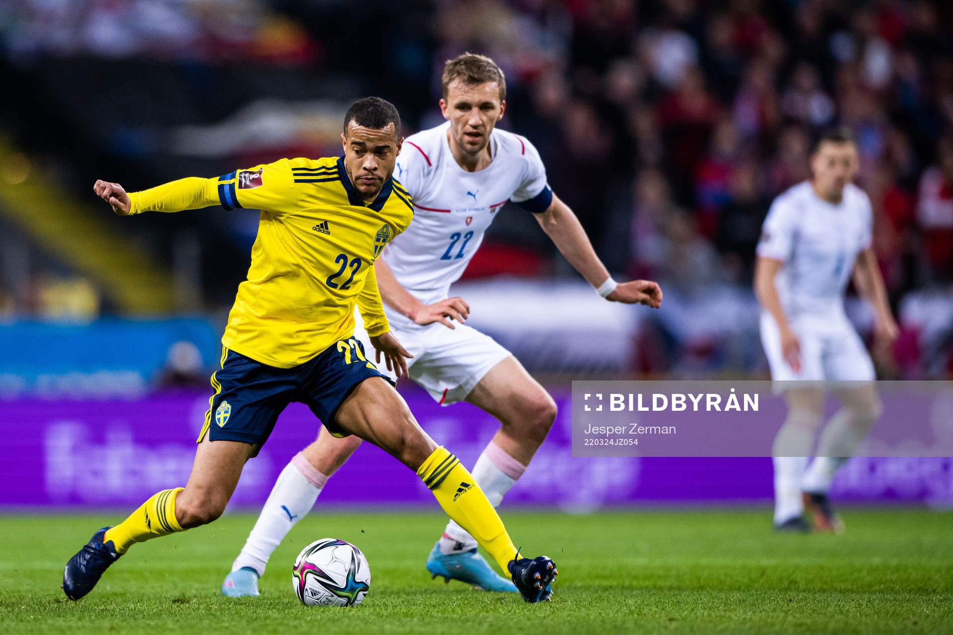 Robin Quaison of Sweden and Tomas Soucek of Czech Republic