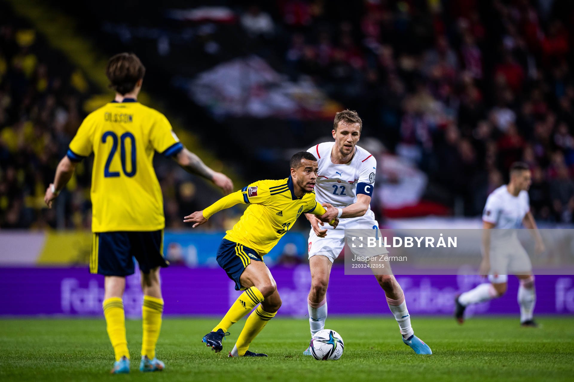 Robin Quaison of Sweden and Tomas Soucek of Czech Republic
