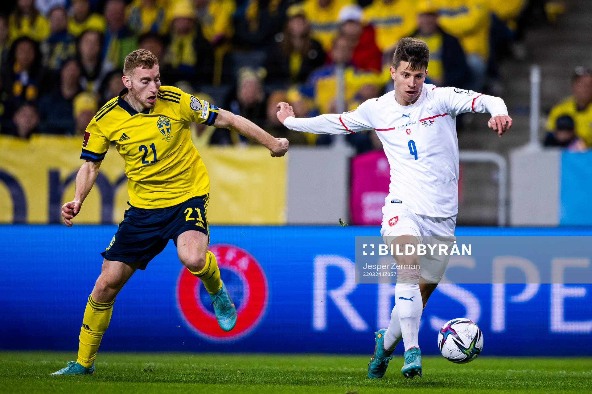 Dejan Kulusevski of Sweden and Adam Hlozek of Czech Republic