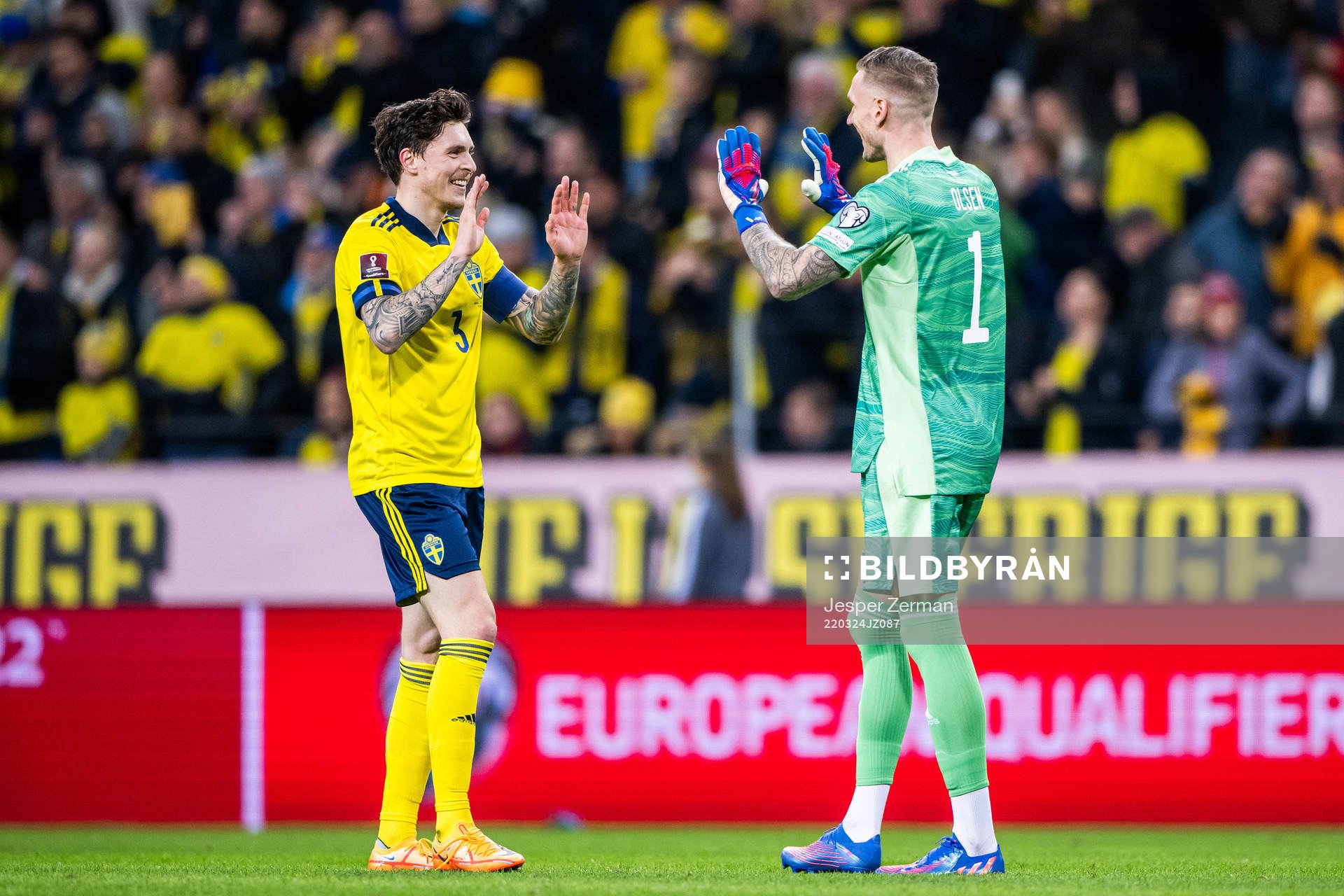 Victor Lindelöf and goalkeeper Robin Olsen celebrate