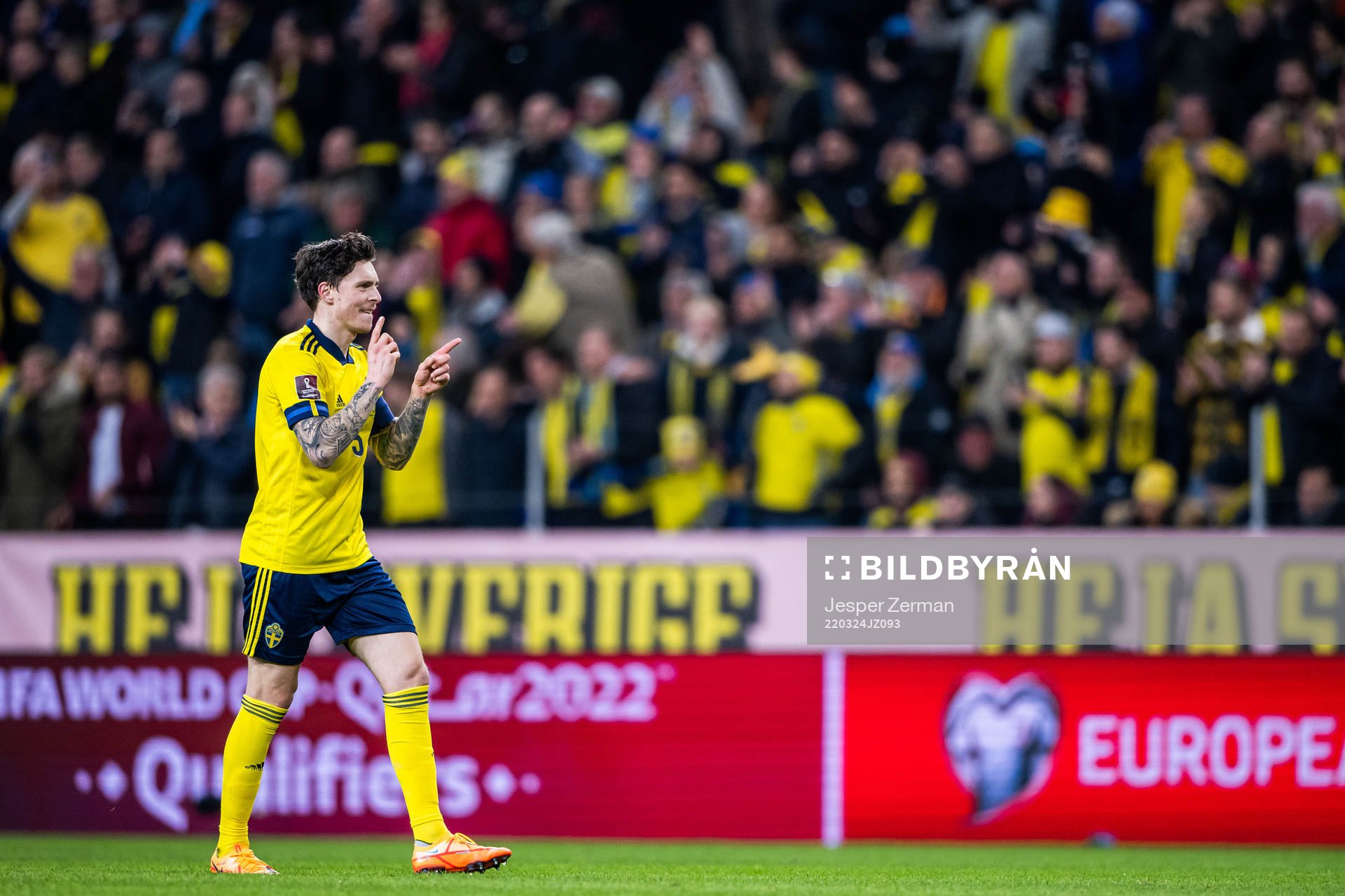 Victor Lindelöf of Sweden celebrates